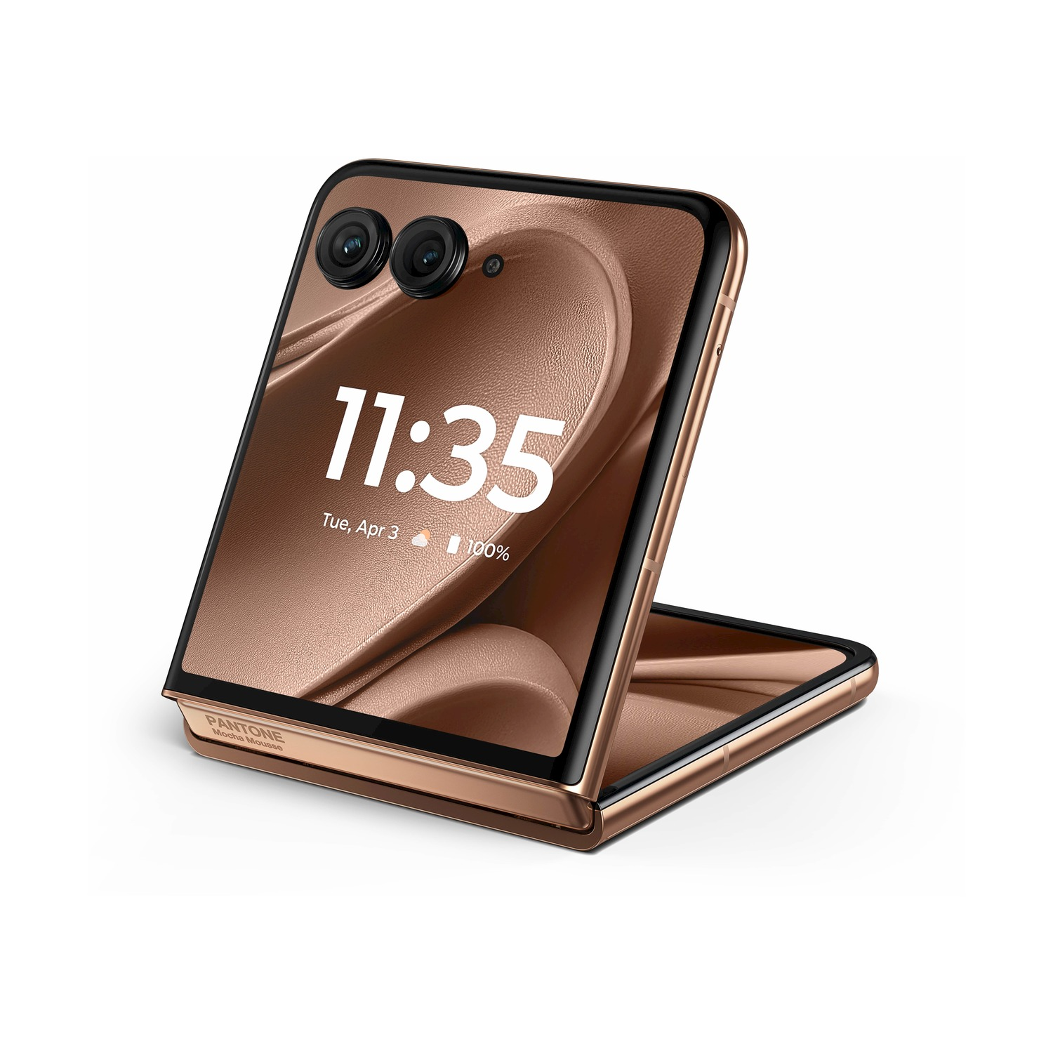 Uno smartphone piegato color bronzo mostra le 11:35 sullo schermo. È un modello Pantone Mocha Mousse. Sfondo bianco.