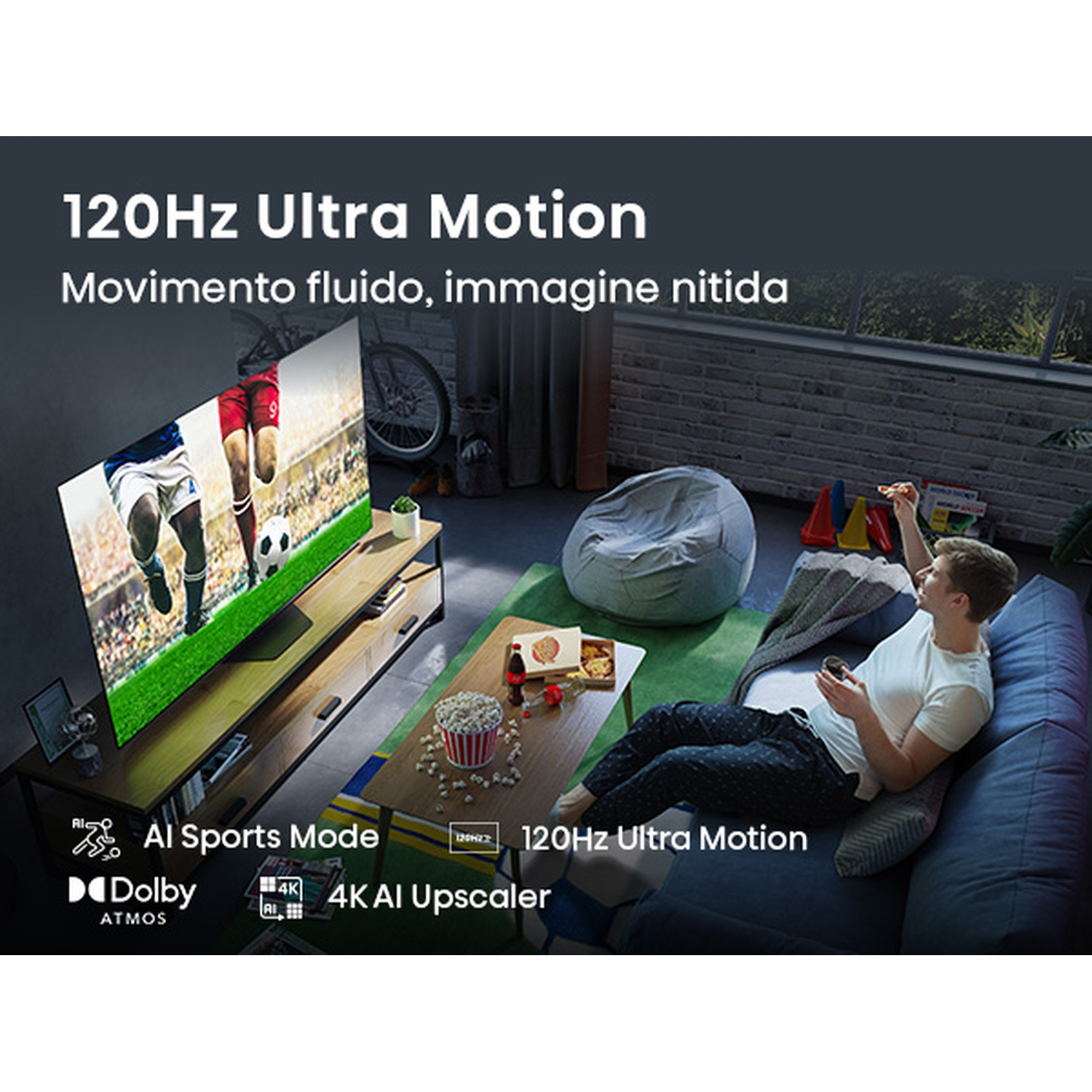 Un uomo guarda una partita di calcio in TV. La stanza ha un divano, un pouf e un tavolo con popcorn. La TV mostra un movimento veloce.