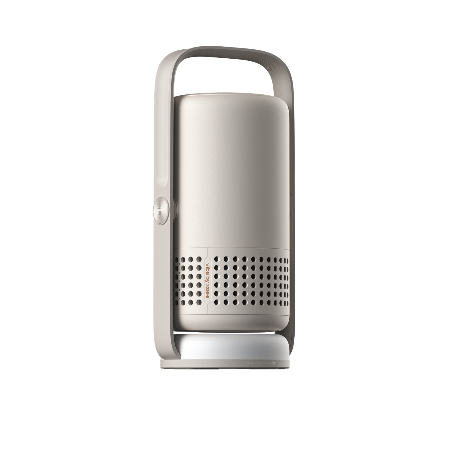 Un haut-parleur cylindrique beige avec une poignée est centré sur un fond noir. Il a un panneau avant perforé et une base blanche.
