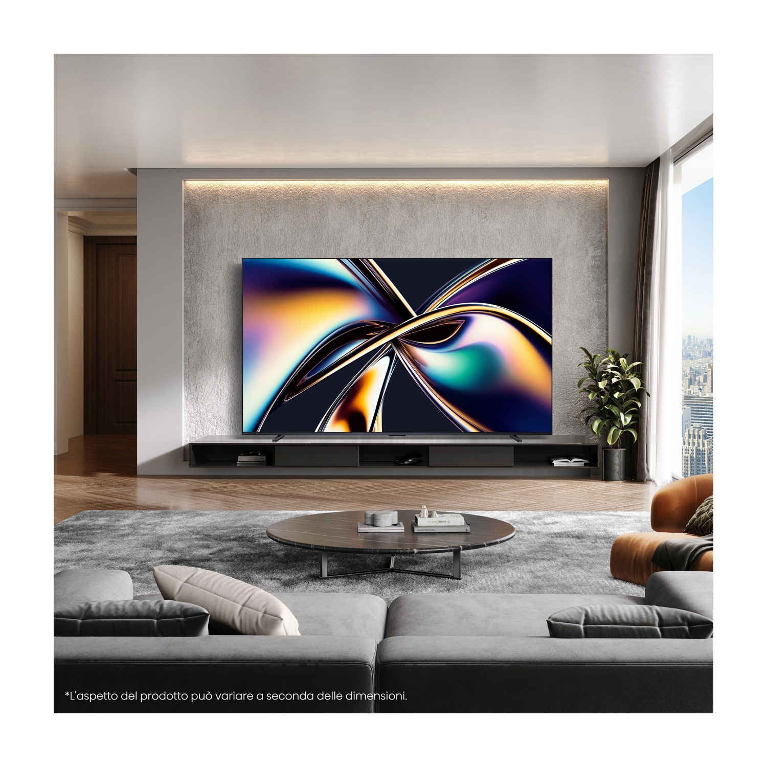 Soggiorno con grande TV con arte astratta. Divano grigio, tavolino rotondo, poltrona marrone e vista sulla città.