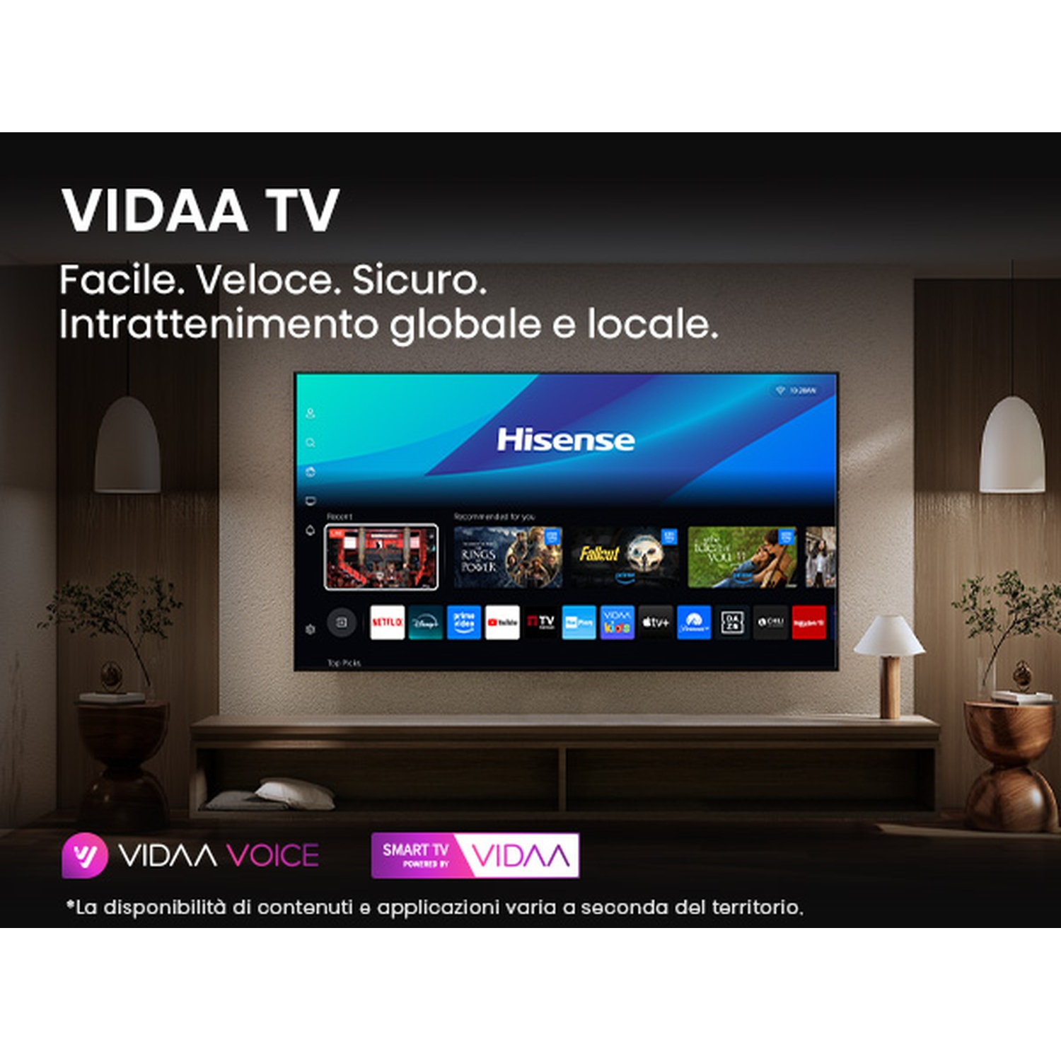 Un televisore mostra il logo VIDAA e le icone delle app di streaming. È su un mobile di legno. Ci sono due lampade e oggetti decorativi su entrambi i lati.