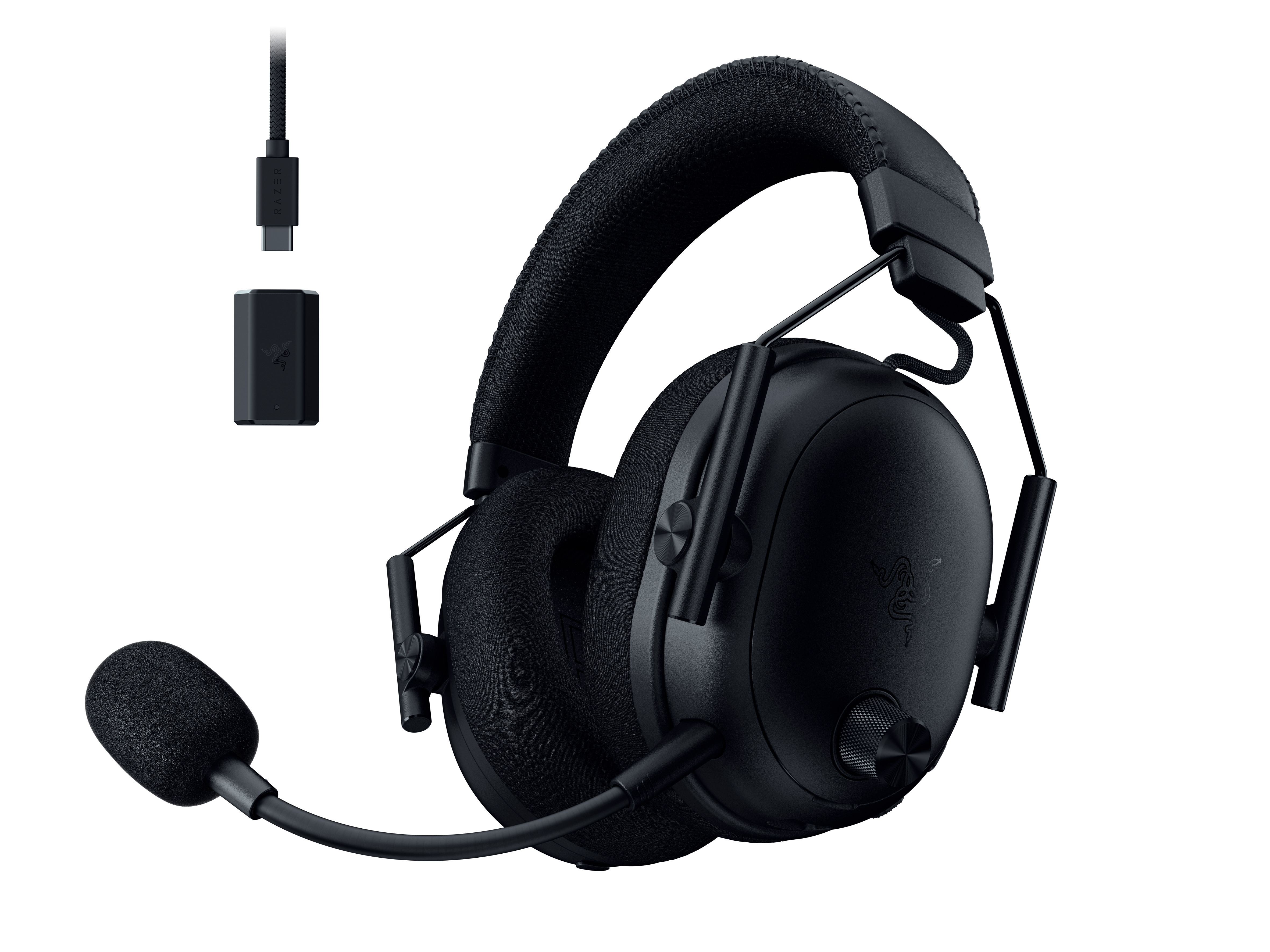 Beyaz zemin üzerinde mikrofonlu, USB kablolu ve adaptörlü siyah Razer oyun kulaklığı.