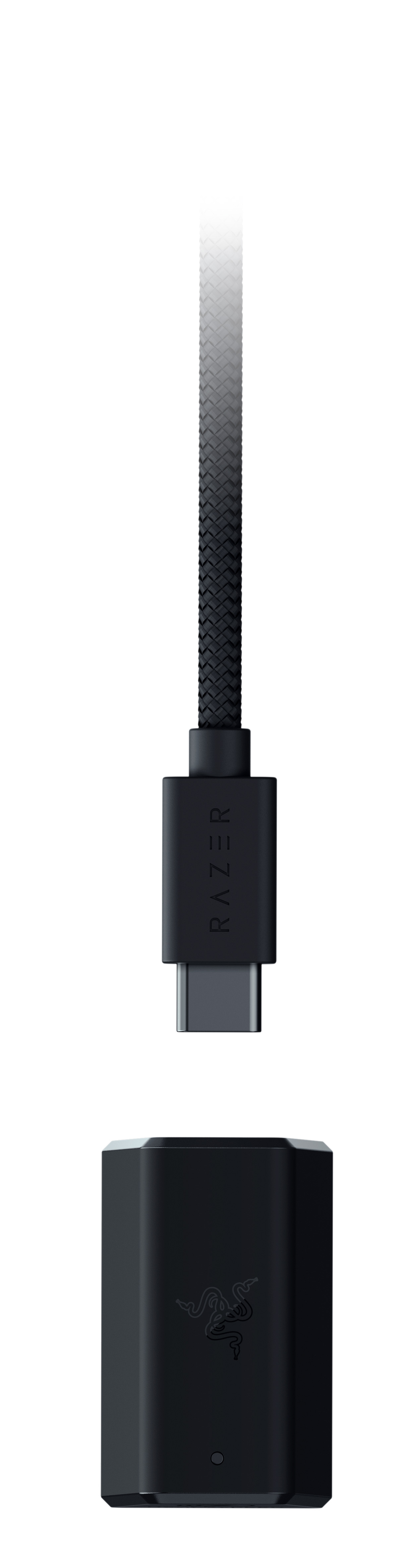 Beyaz zemin üzerinde siyah Razer USB-C kablosu ve tabanı. Kablo örgülü bir dokuya sahip.
