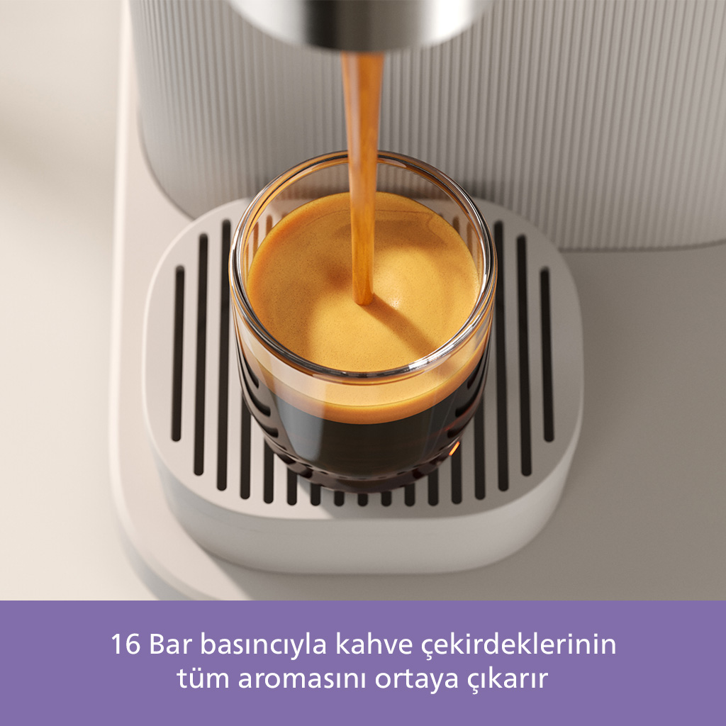 Kahve bir bardağa dökülüyor. Bir kahve makinesi, beyaz bir tepsideki bir cam bardağa kahve dağıtıyor.