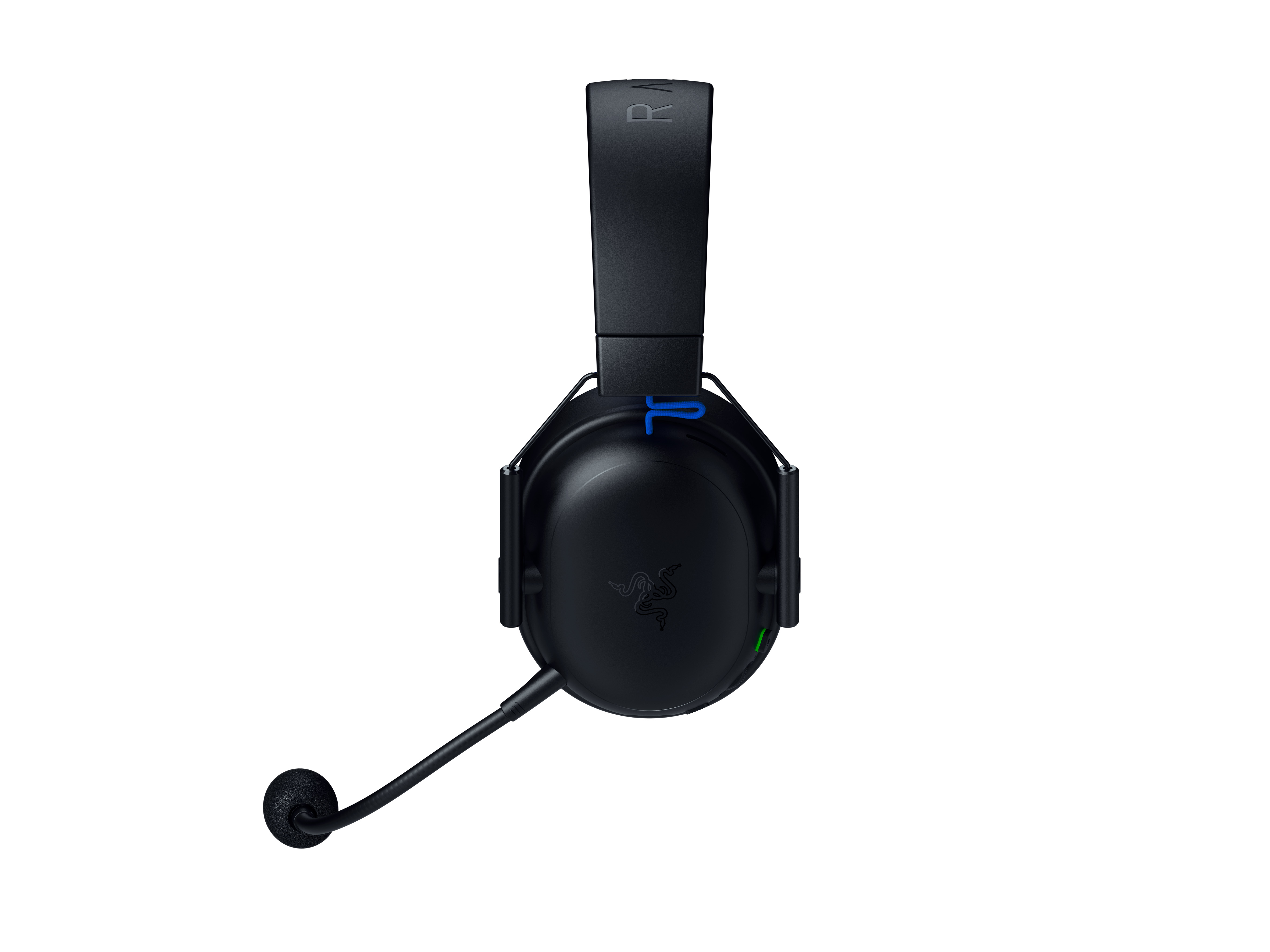 Siyah Razer oyun kulaklığı ve mikrofon. Beyaz bir arka plan üzerinde. Mikrofon uzatılmış durumda.