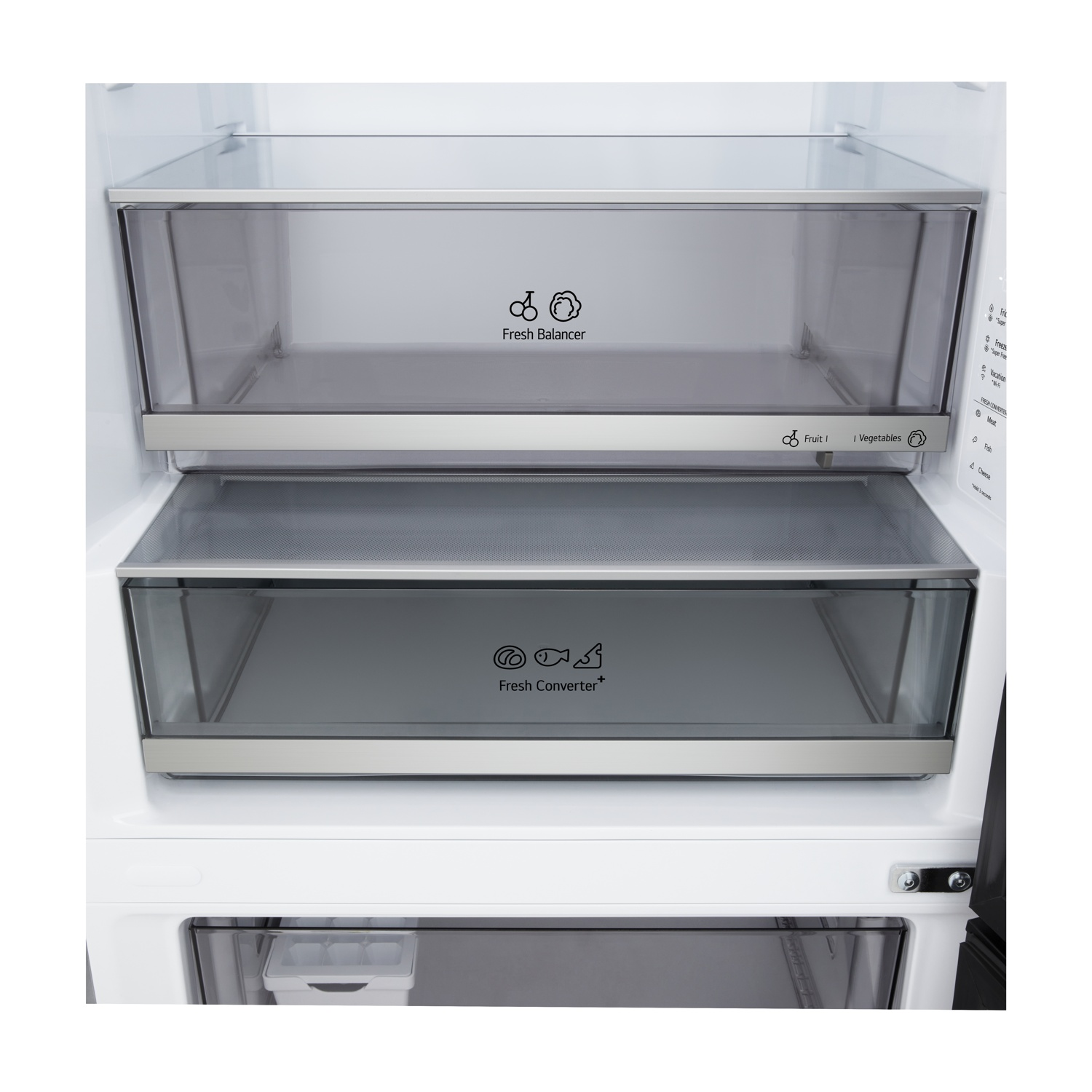 All'interno di un frigorifero, due cassetti trasparenti con etichetta 'Fresh Balancer' e 'Fresh Converter'. Un vassoio per cubetti di ghiaccio.