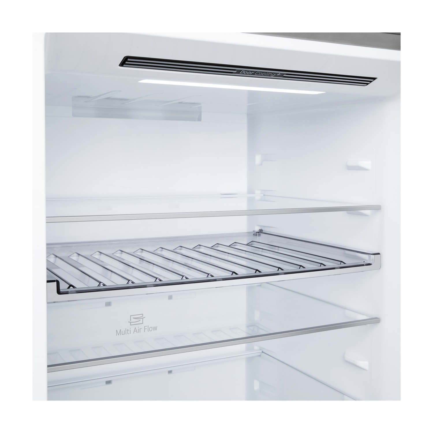 Interno di un frigorifero, con ripiani, luce e una ventola 'Door Cooling +'. L'interno è bianco con ripiani in vetro trasparente.