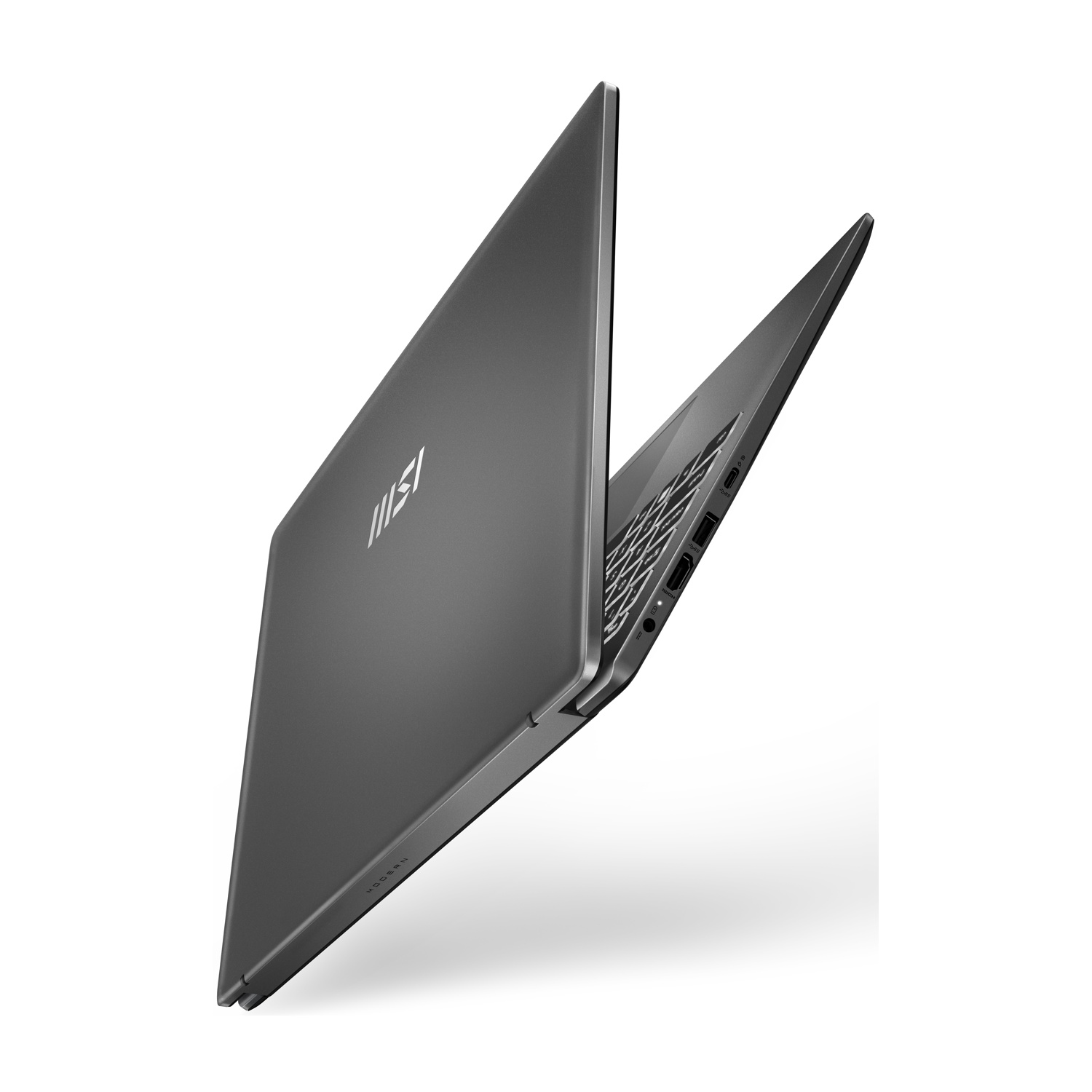 Un laptop grigio è leggermente aperto, mostrando la tastiera e le porte. Il logo MSI è visibile sul coperchio. Su sfondo bianco.