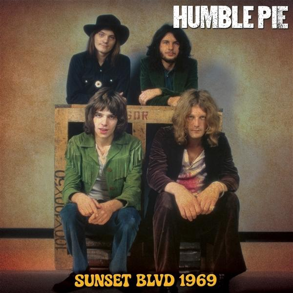 Die Mitglieder der Band Humble Pie posieren. Oben: zwei Männer, unten: zwei Männer, die auf einer Holzkiste sitzen. Text: Sunset Blvd 1969, Humble Pie.