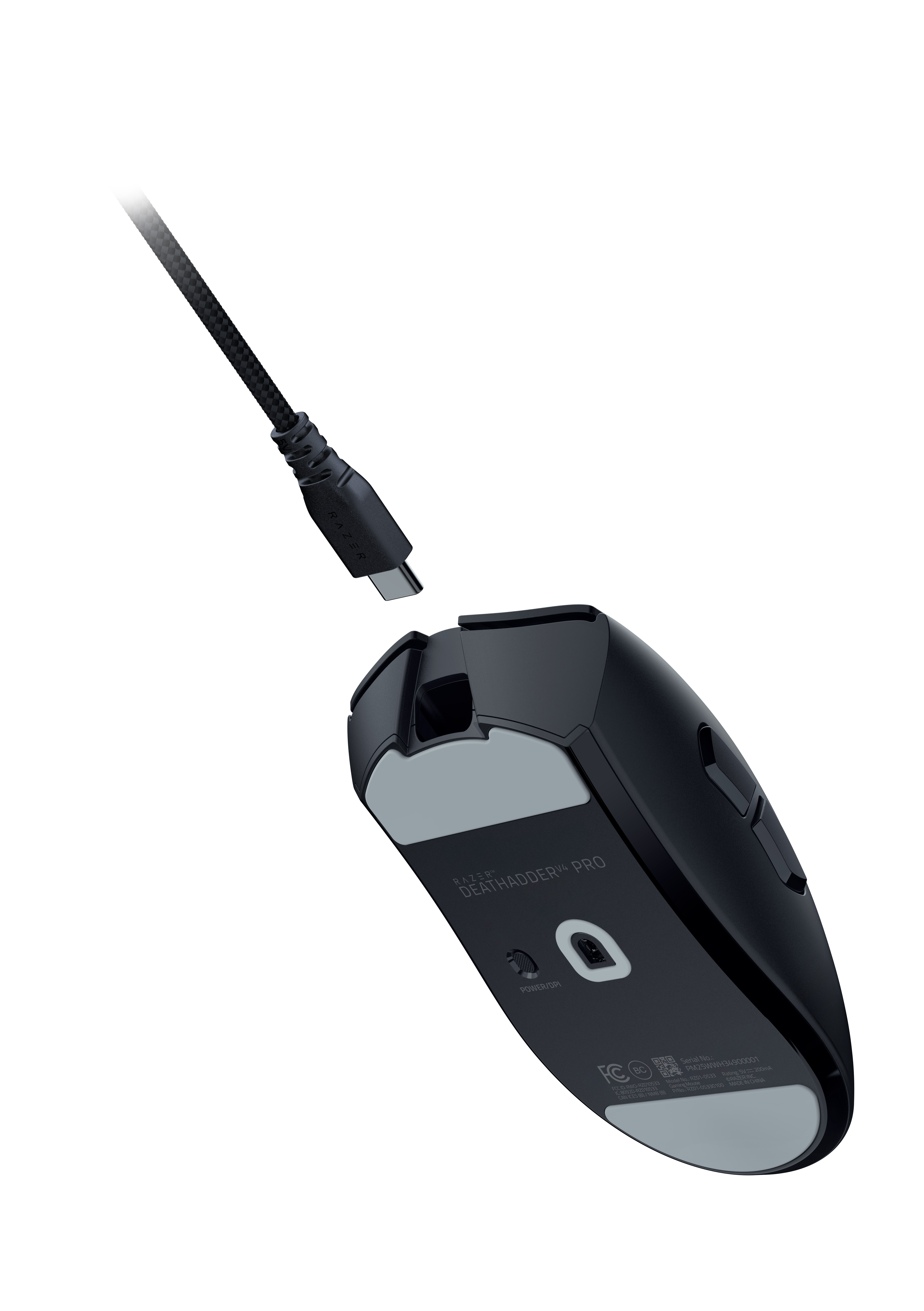 Siyah Razer DeathAdder V4 Pro oyun faresi, bağlı bir USB-C kablosuyla, beyazda izole edilmiş. Alt tarafı görünür.