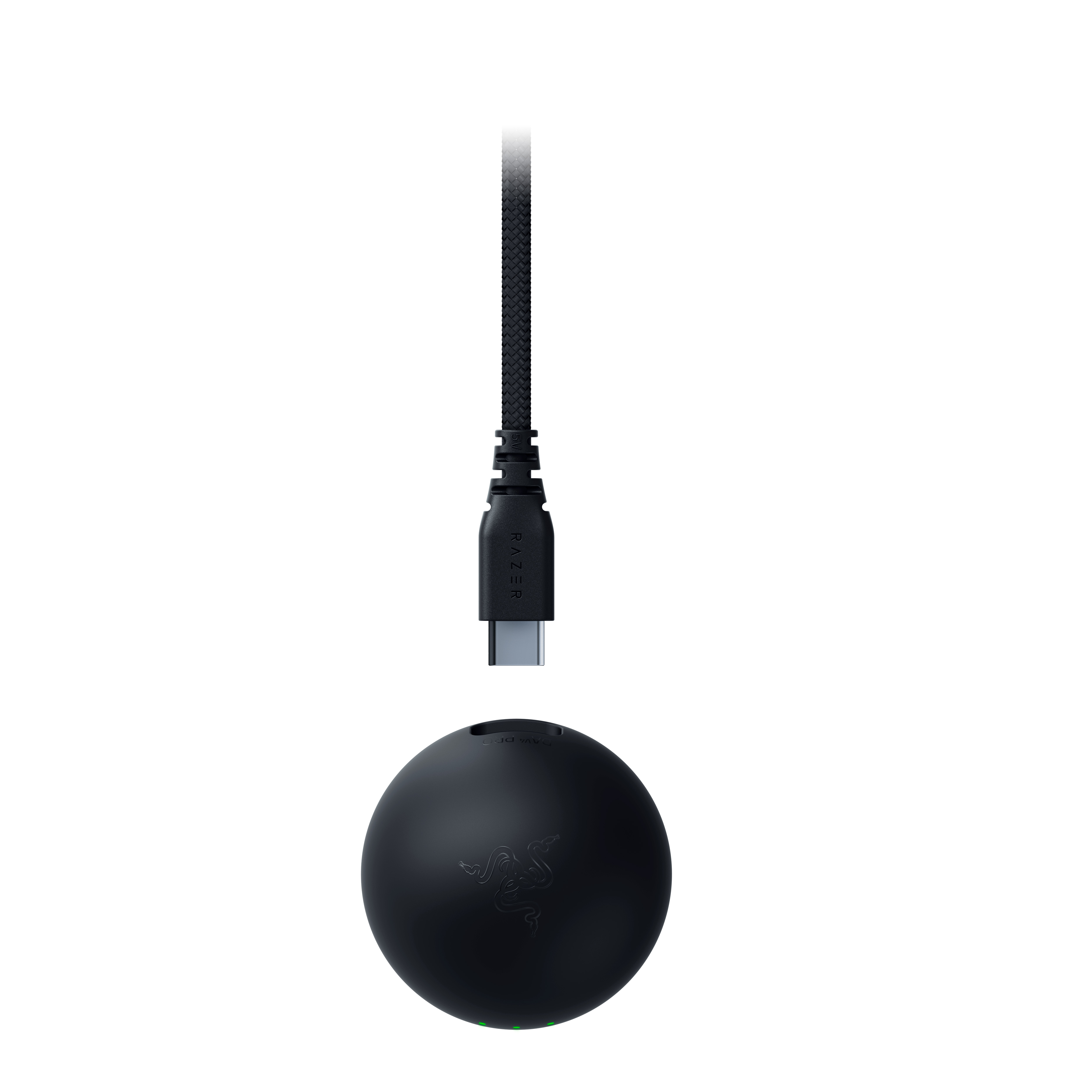 Beyaz zemin üzerinde USB-C kablolu siyah bir Razer cihazı.