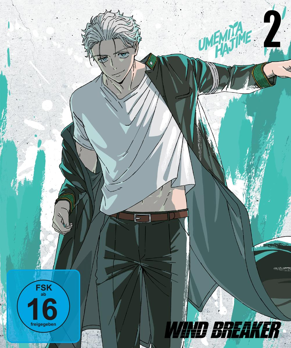 Anime-Charakter mit weißen Haaren, trägt ein weißes T-Shirt, dunkle Hose, dunklen Mantel.