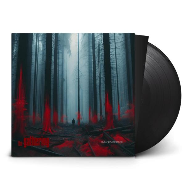 Albumcover mit einer Waldszene. Hohe Bäume, eine Gestalt in der Ferne. Rote Akzente am Boden. Schallplatte rechts.