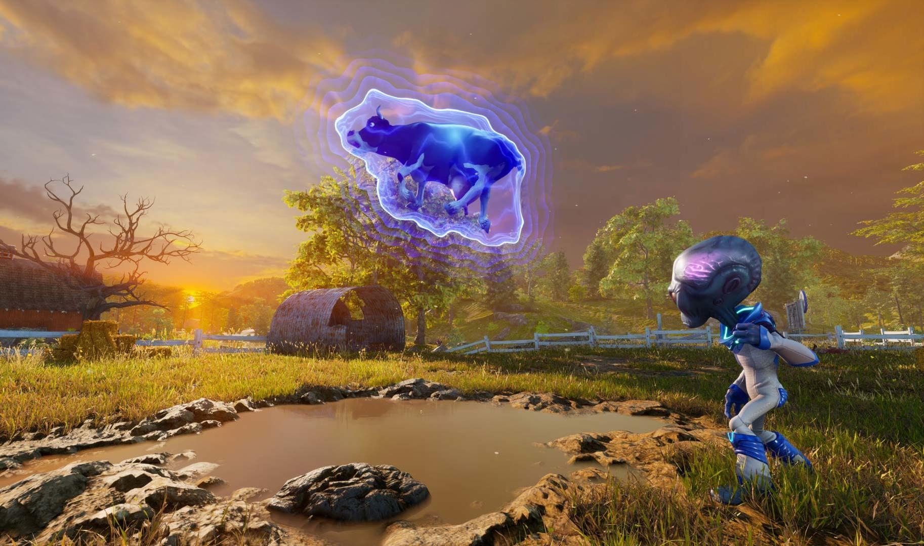 Ein Alien steht an einem schlammigen Teich und betrachtet eine Kuh, die in einer blauen Aura schwebt. Eine Farm-Szene mit Sonnenuntergang im Hintergrund.