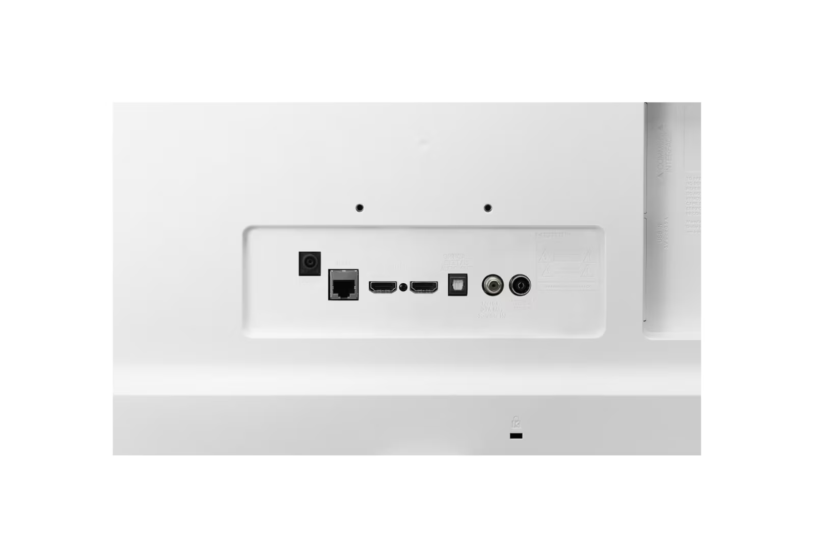 Fehér TV hátlap, különböző csatlakozókkal: Ethernet, HDMI, optikai és bemeneti csatlakozó. Szöveges címkék.