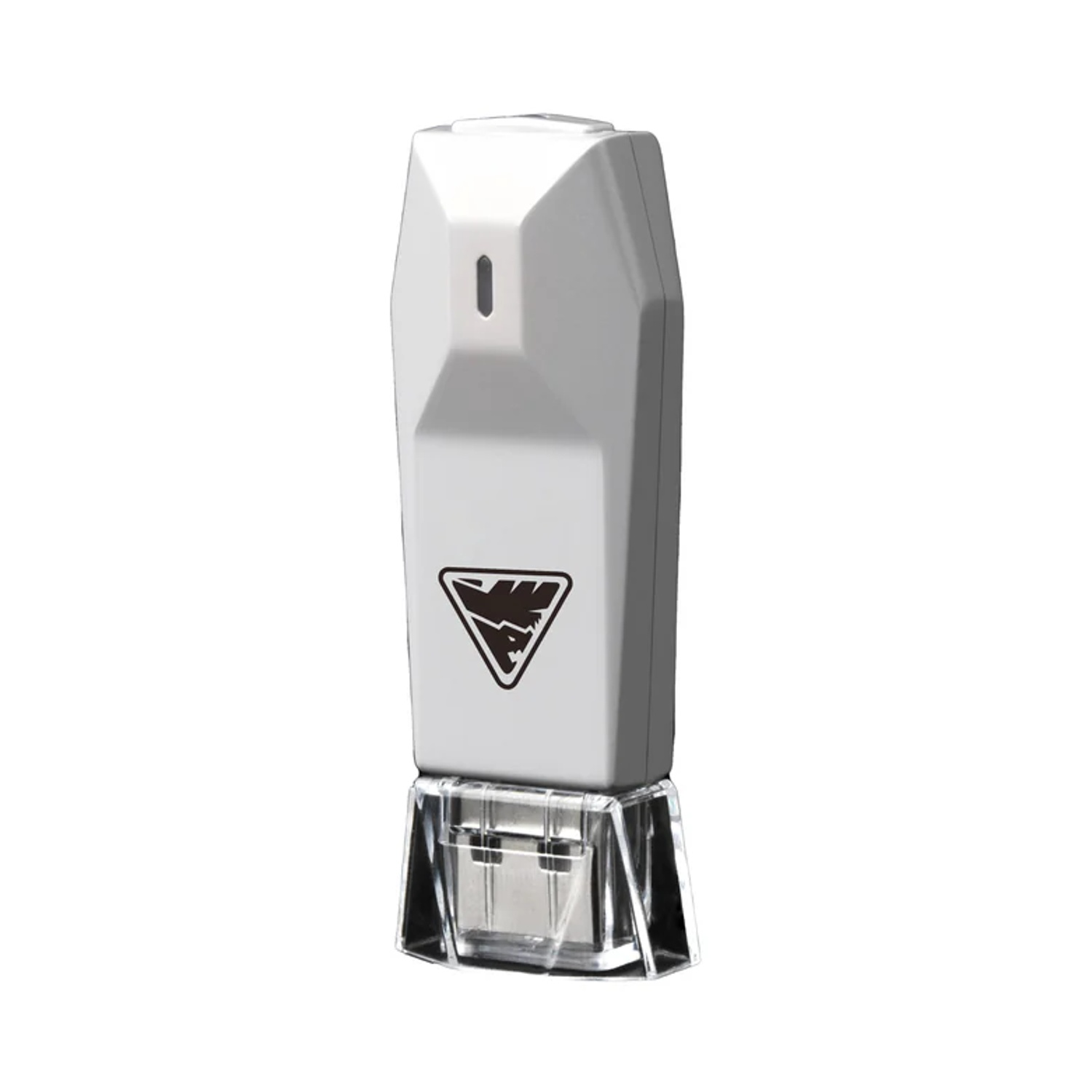Un dispositivo USB bianco con logo nero. Ha una base in plastica trasparente e una piccola spia. Isolato su sfondo bianco.