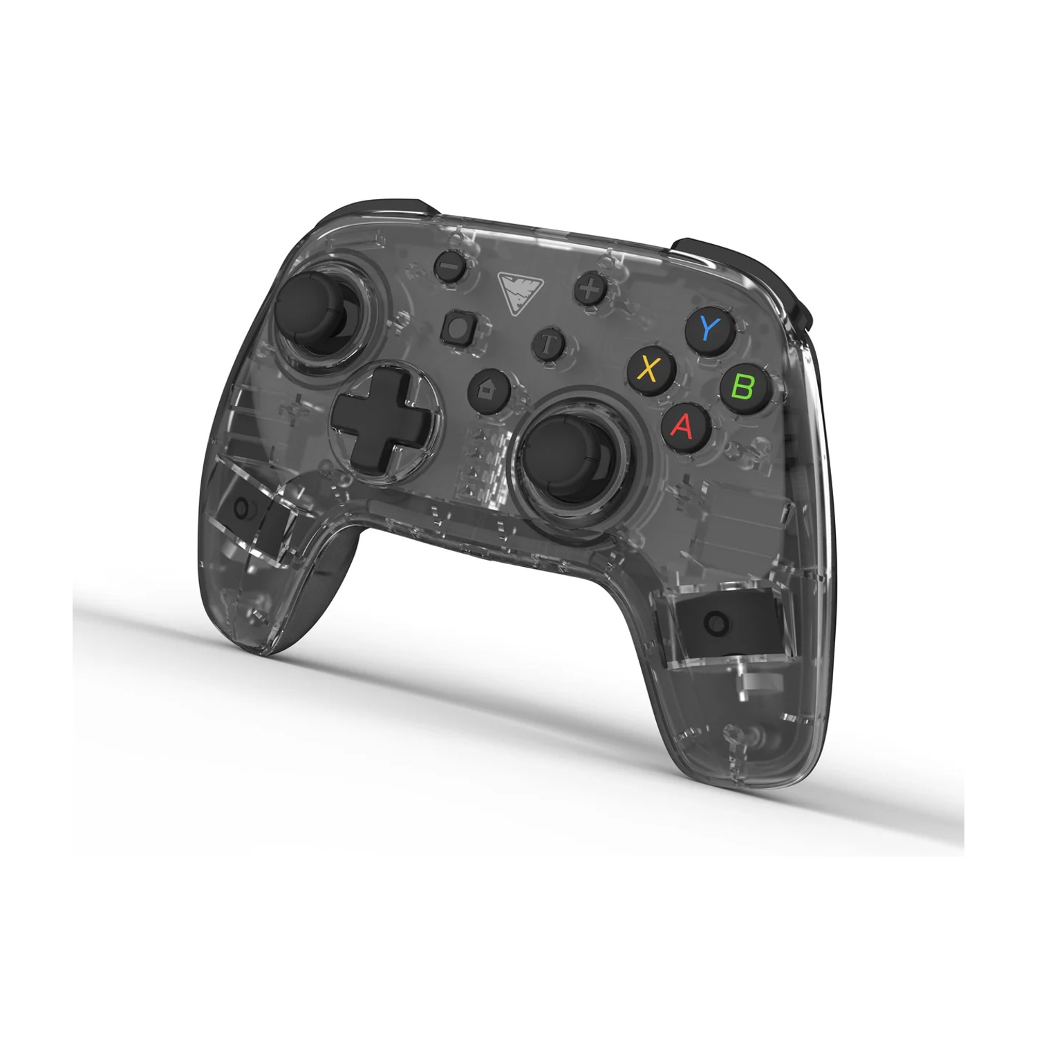 Un controller di gioco grigio trasparente è angolato su uno sfondo bianco. Sono visibili pulsanti colorati. Il controller ha joystick neri.