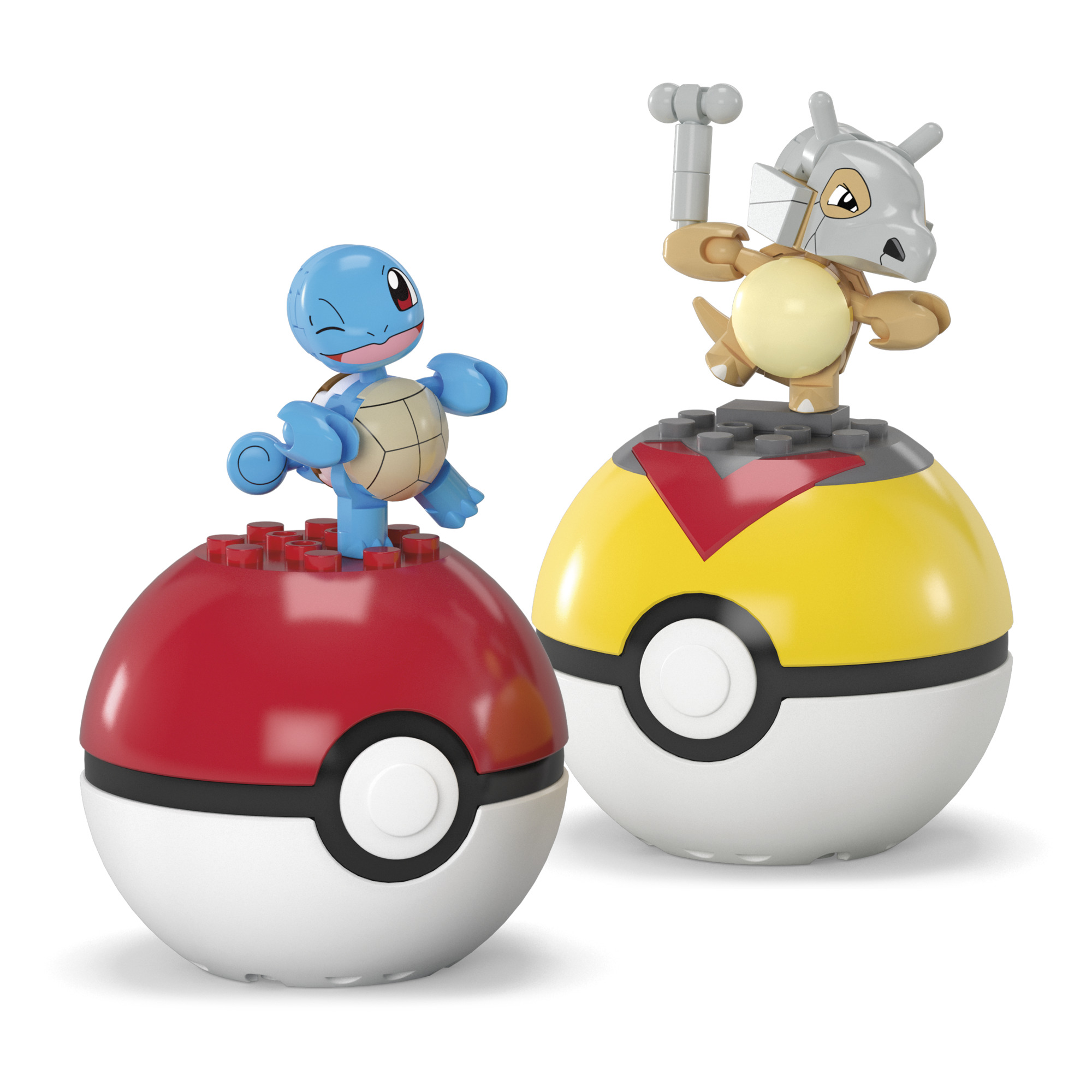 Zwei Pokemon-Spielzeuge: Schiggy auf einem roten Pokeball und Tragosso auf einem gelben Pokeball. Beide sind auf weißem Hintergrund.
