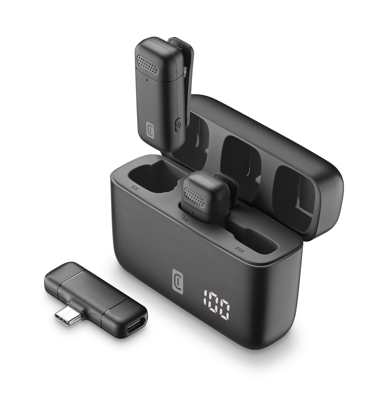 Juego de micrófonos inalámbricos negros con estuche de carga y adaptador USB-C. La carcasa muestra un nivel de batería de 100. Componentes sobre fondo blanco.