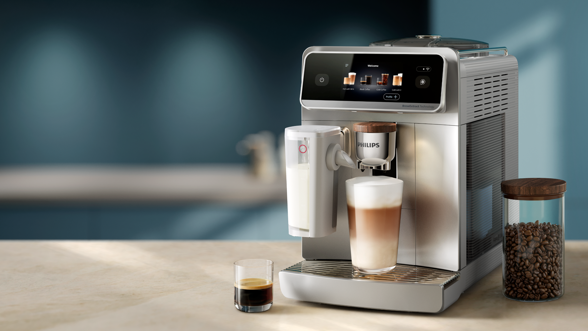 Egy Philips kávéfőző látható, egy latte-val. Egy pohár eszpresszó és egy üveg kávébab a pulton.