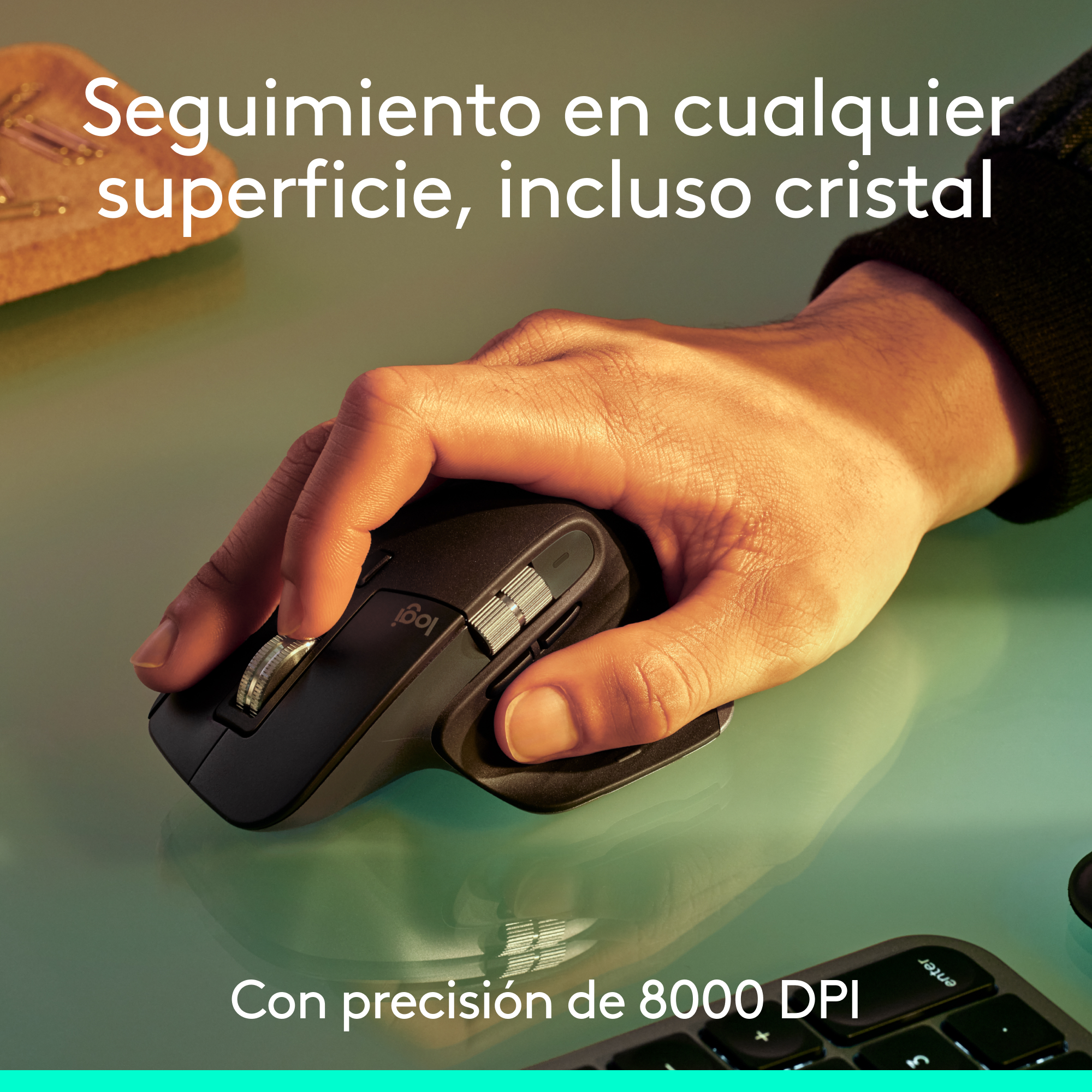 Una mano usa un ratón negro sobre una superficie reflectante. El texto dice que funciona en cualquier superficie, incluso cristal, y tiene 8000 DPI.