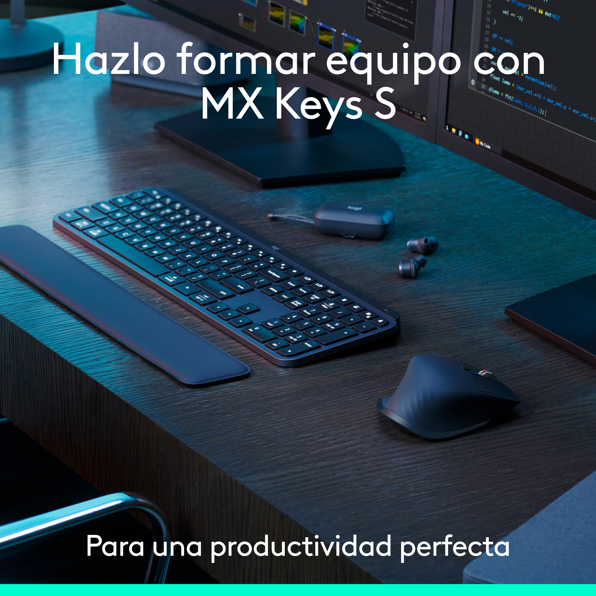 Un teclado, ratón y reposamuñecas oscuros están sobre un escritorio de madera. Un monitor muestra código. La escena está bien iluminada.
