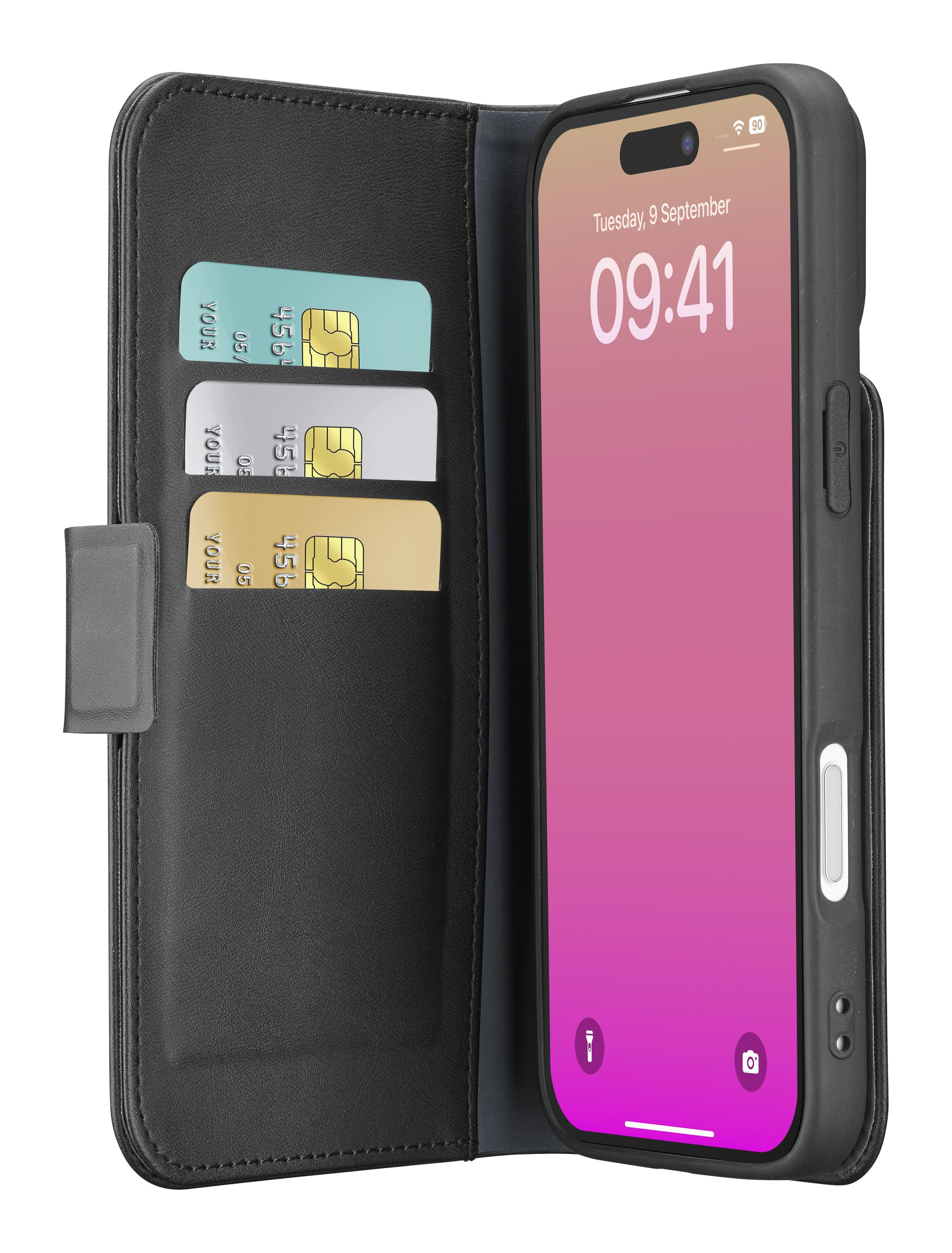 Ein Telefon in einer schwarzen Brieftasche, mit drei Kreditkarten links und dem Telefonbildschirm mit der Uhrzeit.
