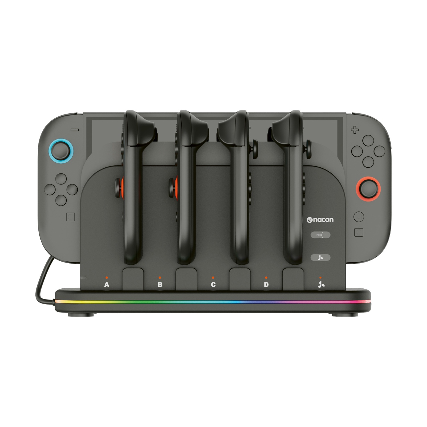 Una stazione di ricarica nera con quattro controller di gioco e una striscia luminosa. I pulsanti sono blu e rossi. Il marchio è Nacon.