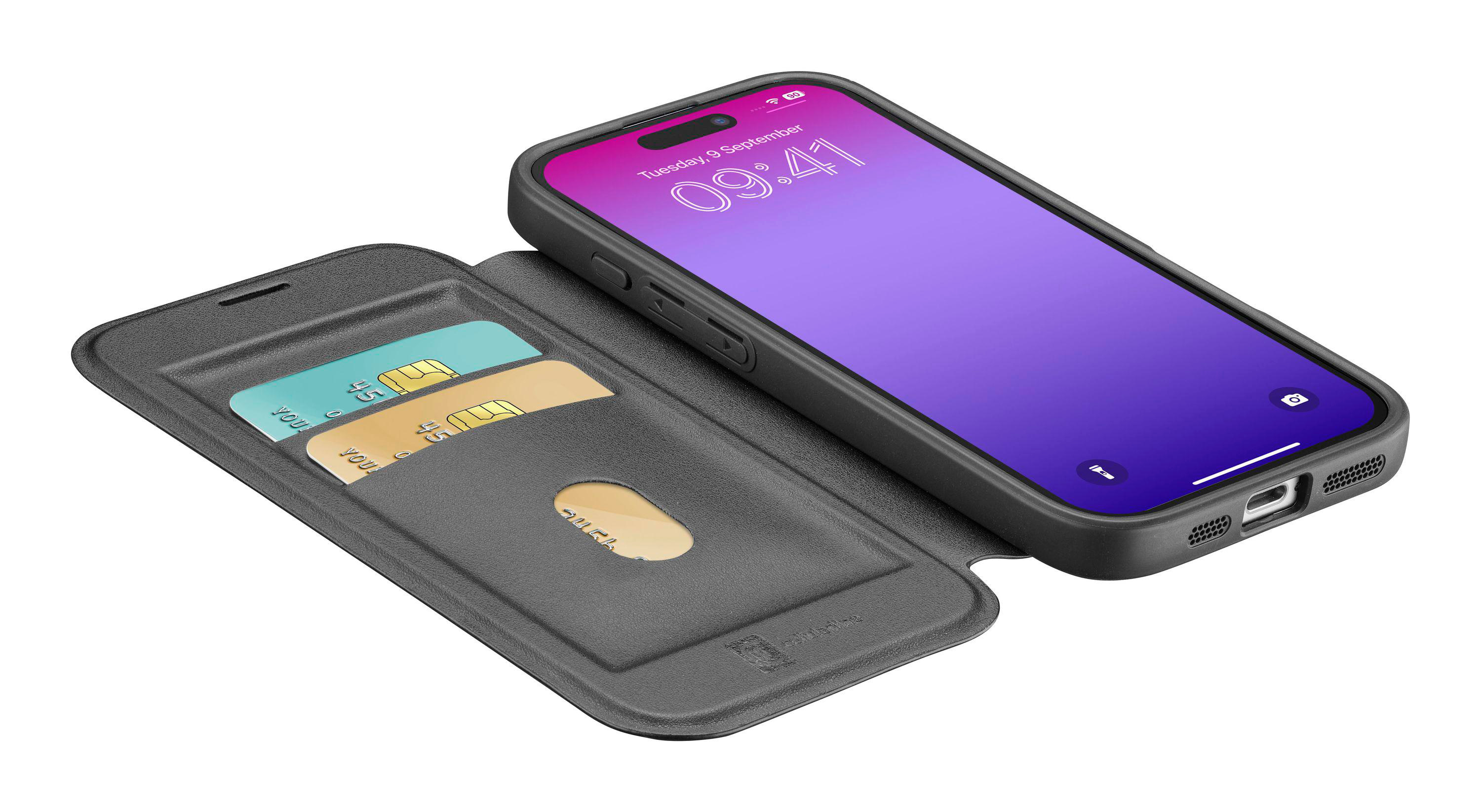 Ein Smartphone in einer schwarzen Hülle mit einem Portemonnaie, das die Uhrzeit anzeigt. Zwei Karten befinden sich im Portemonnaie.