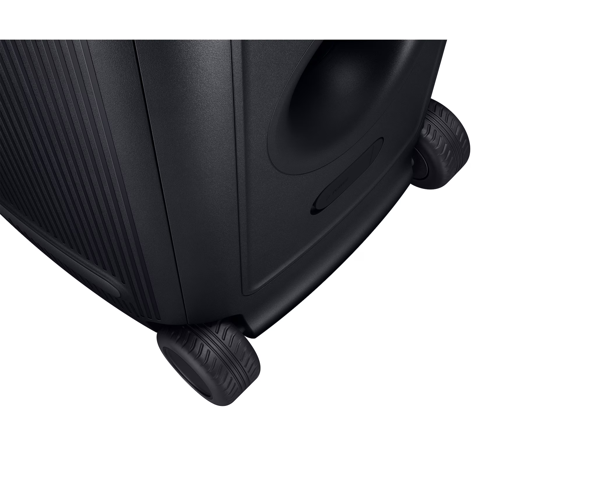 Fekete hangszóró, két látható kerékkel. A hangszórón bordázott oldal és egy 'Power' feliratú bemélyedés található.