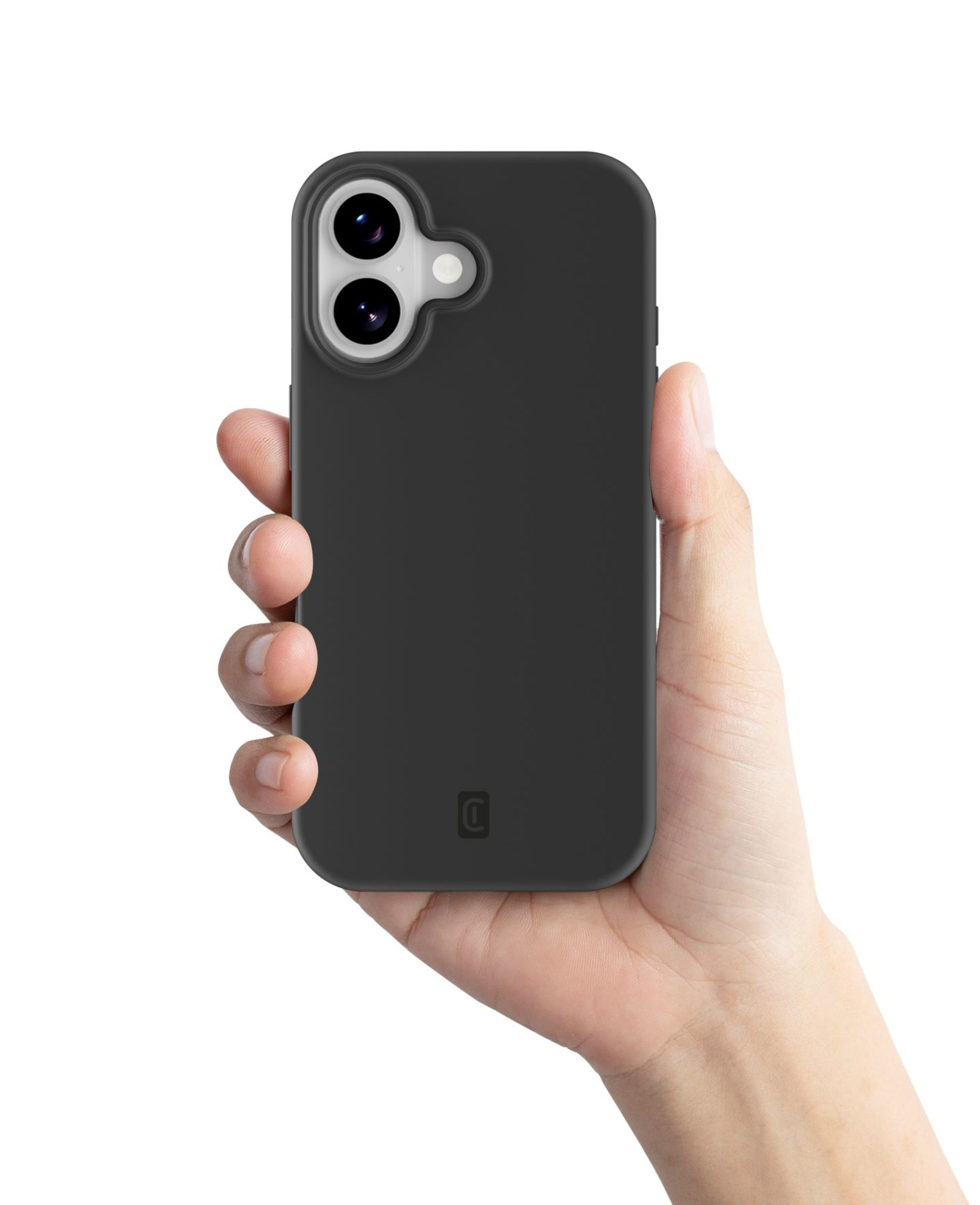 Eine Hand hält eine schwarze Handyhülle mit Kameraöffnungen. Der Hintergrund ist weiß.