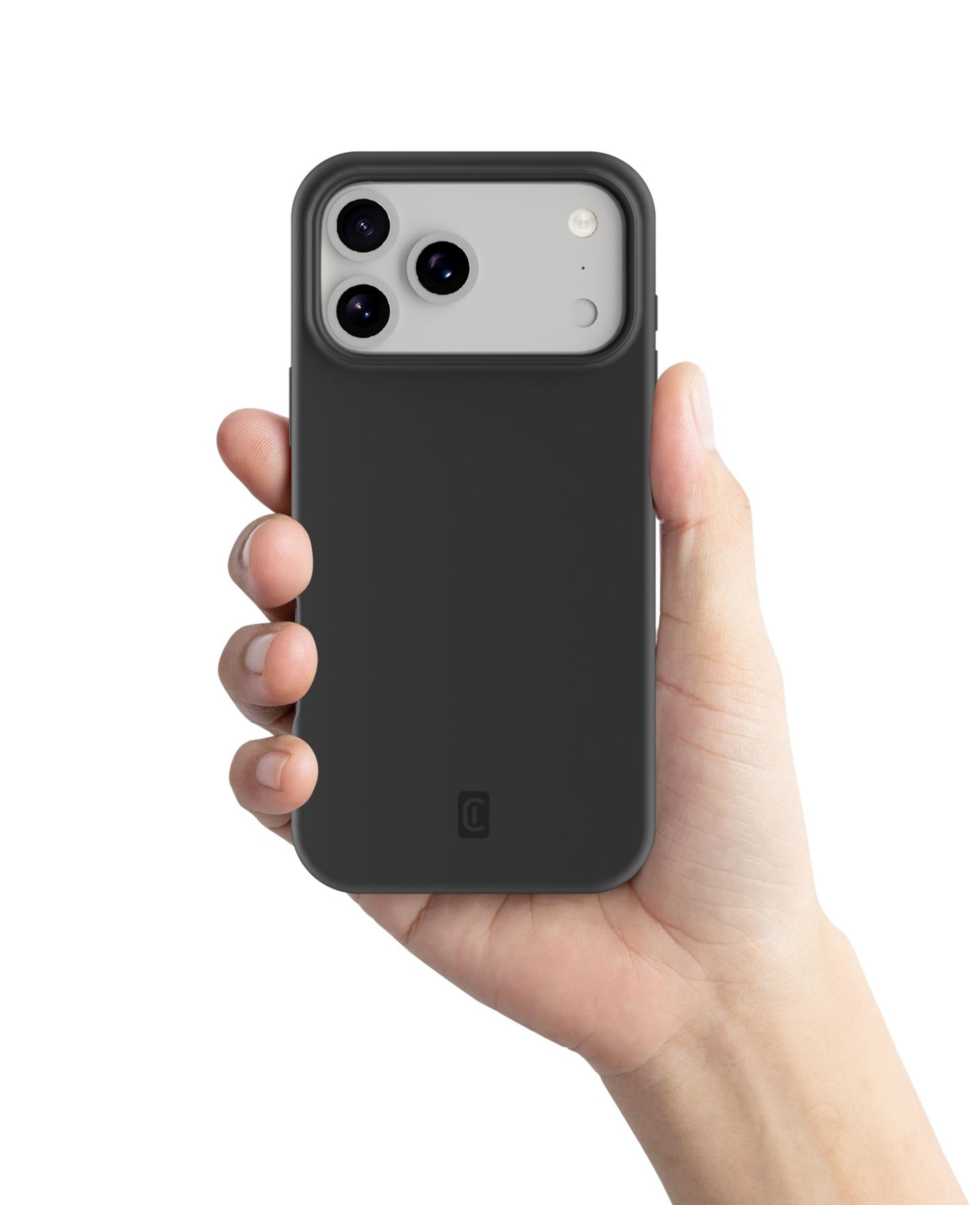 Eine Hand hält ein schwarzes Telefon mit Hülle. Das Telefon hat drei Kameralinsen. Der Hintergrund ist weiß.
