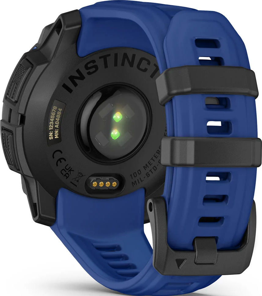Gros plan d'une smartwatch bleue et noire, montrant l'arrière avec capteurs, bracelet et détails du numéro de série.
