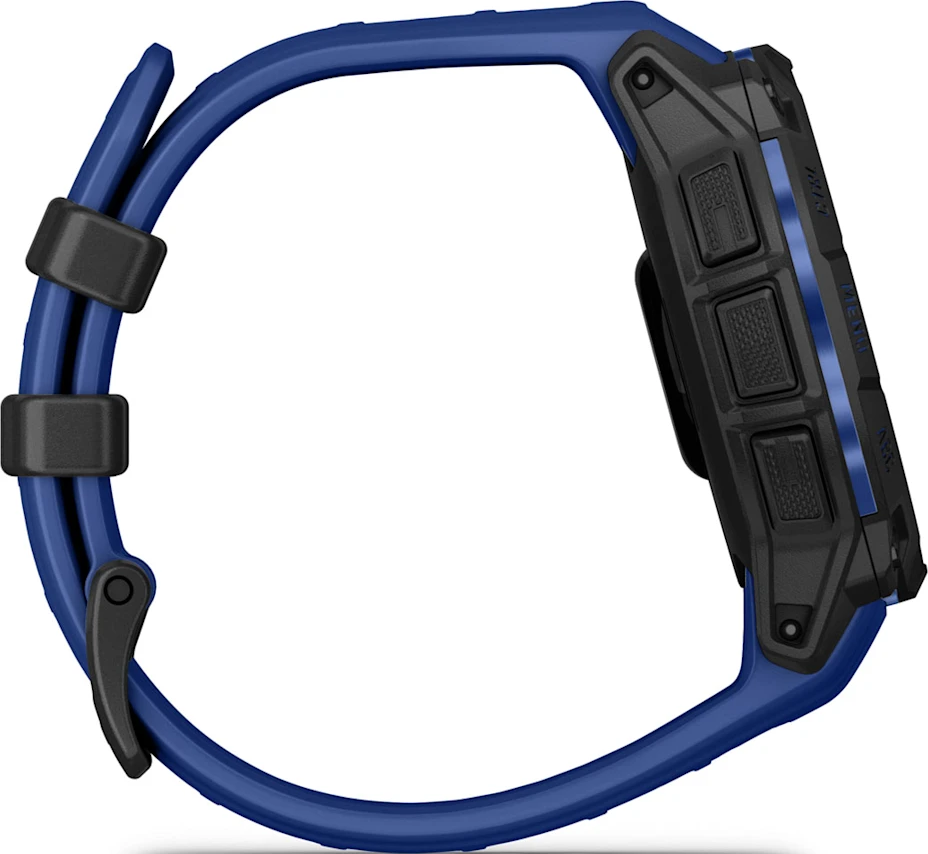 Une montre intelligente bleue avec une lunette et un bracelet noirs est montrée de côté. Des boutons sont visibles sur le côté droit. Le bracelet est bouclé.