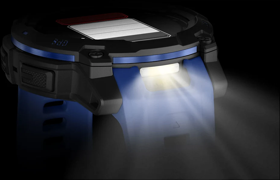 Gros plan d'une montre intelligente noire et bleue. La montre a une lumière allumée, et les rayons de la lumière sont visibles.