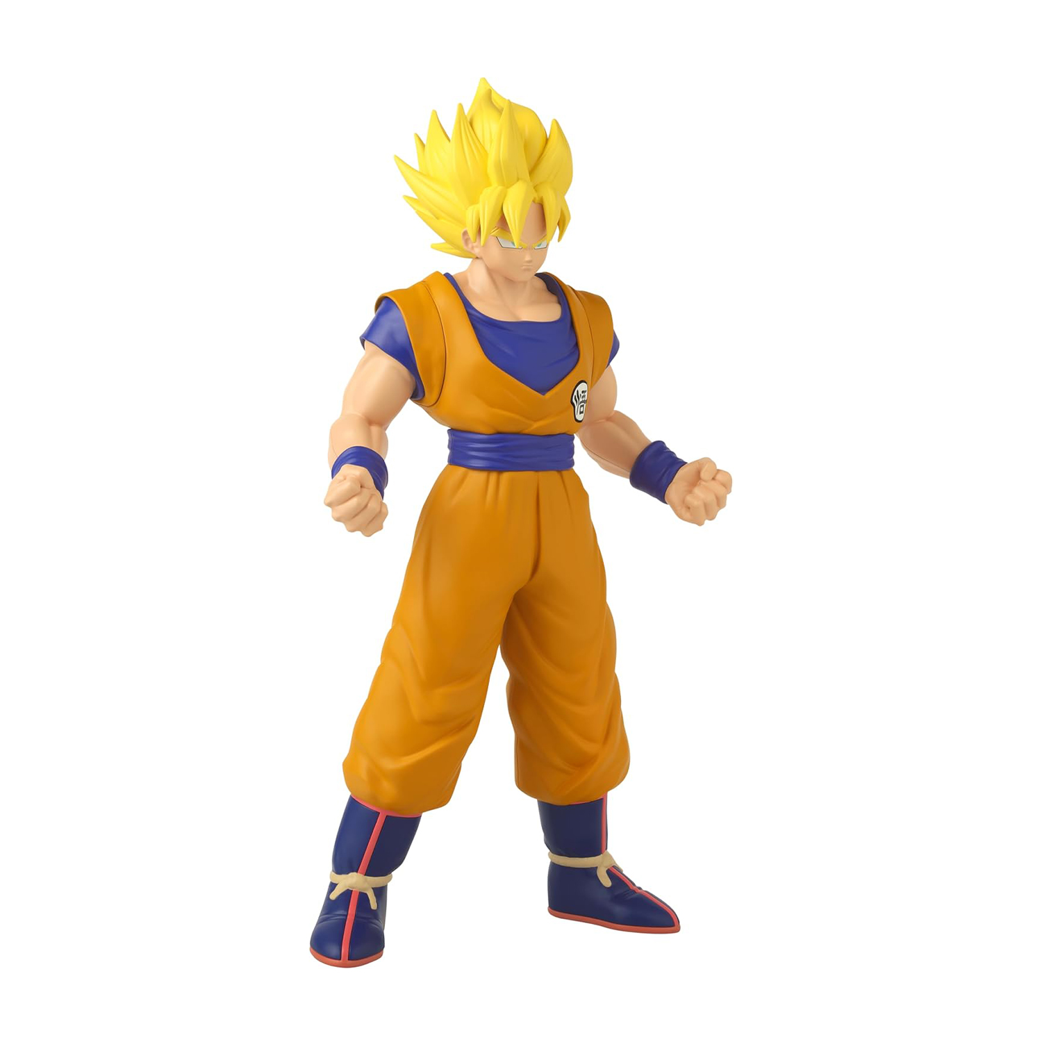Figura di Goku con capelli gialli, pantaloni arancioni, camicia blu e stivali blu, su sfondo bianco, pronto all'azione.