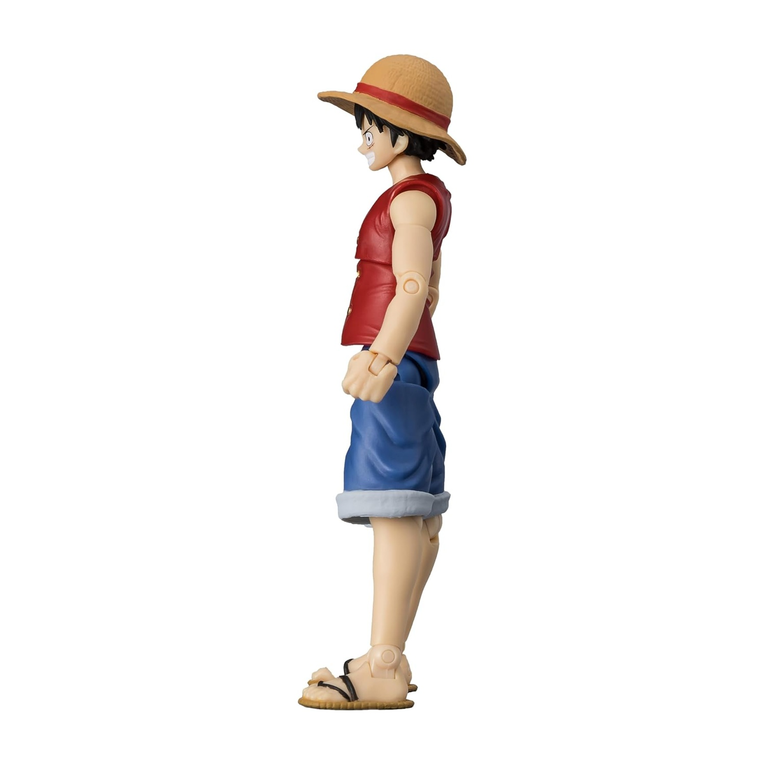 Una vista laterale di una statuina di Luffy. Indossa un cappello di paglia, un gilet rosso, pantaloncini blu e sandali. Lo sfondo è bianco.