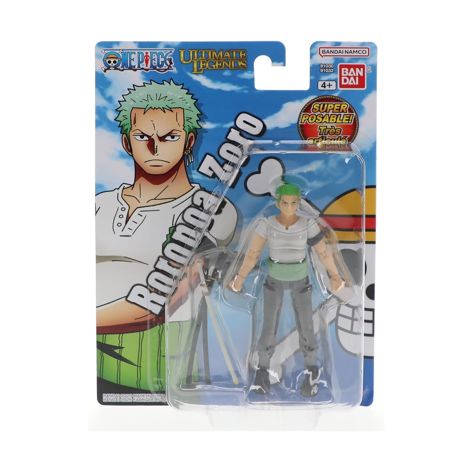 Una action figure di Roronoa Zoro di One Piece in una confezione di plastica. La figura ha i capelli verdi, indossa una camicia bianca, pantaloni grigi e una cintura verde.
