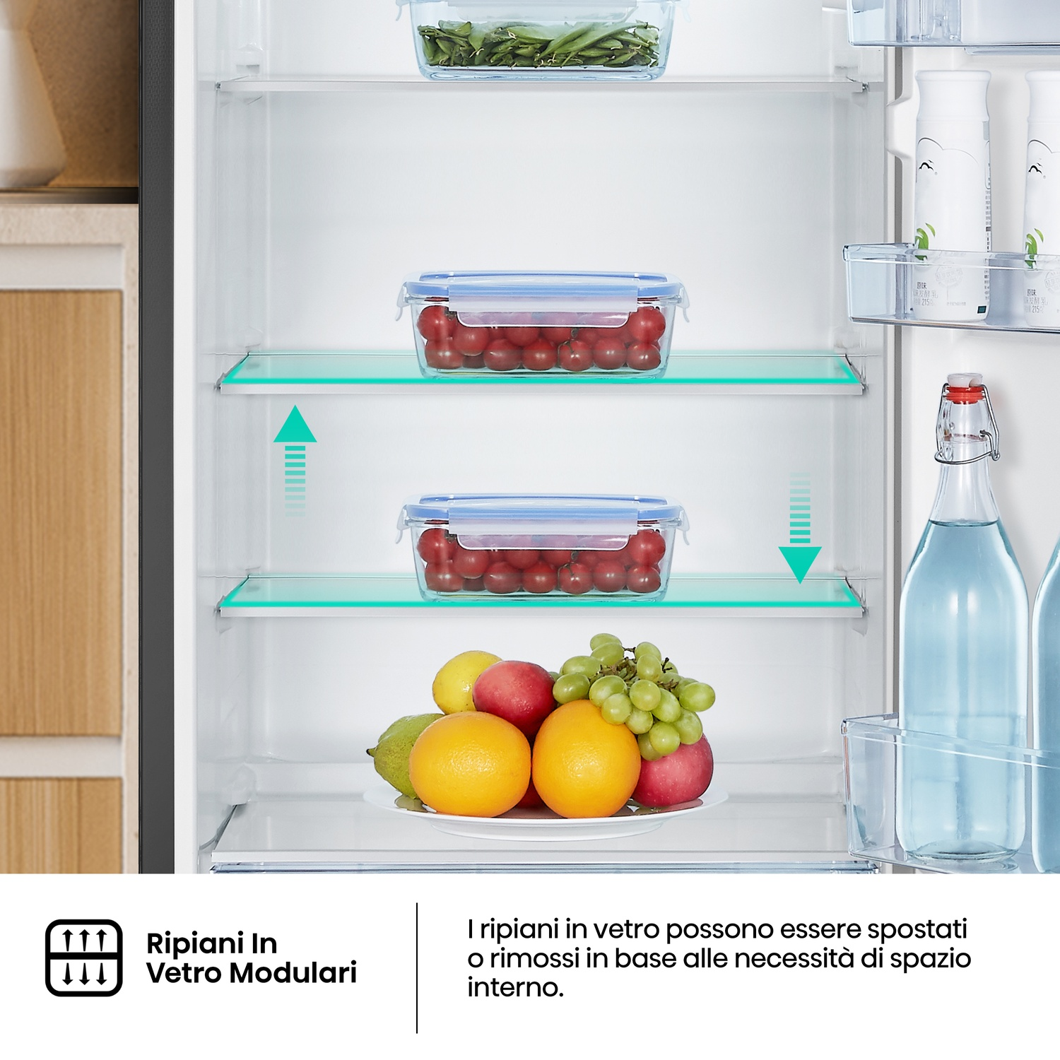 Interno di un frigorifero con ripiani in vetro. Contenitori di pomodori rossi e un piatto di frutta all'interno. Frecce indicano la regolazione dei ripiani.