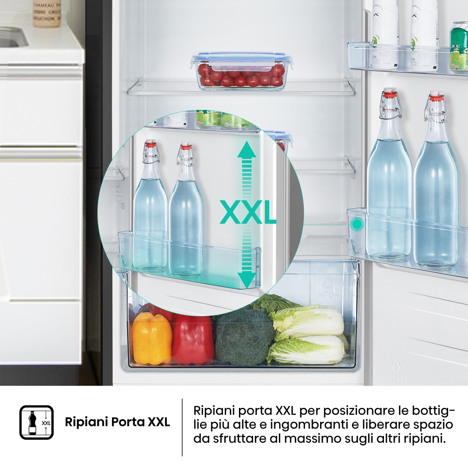 L'interno di un frigorifero mostra verdure e bottiglie d'acqua. Il testo evidenzia ripiani porta XXL per bottiglie grandi.