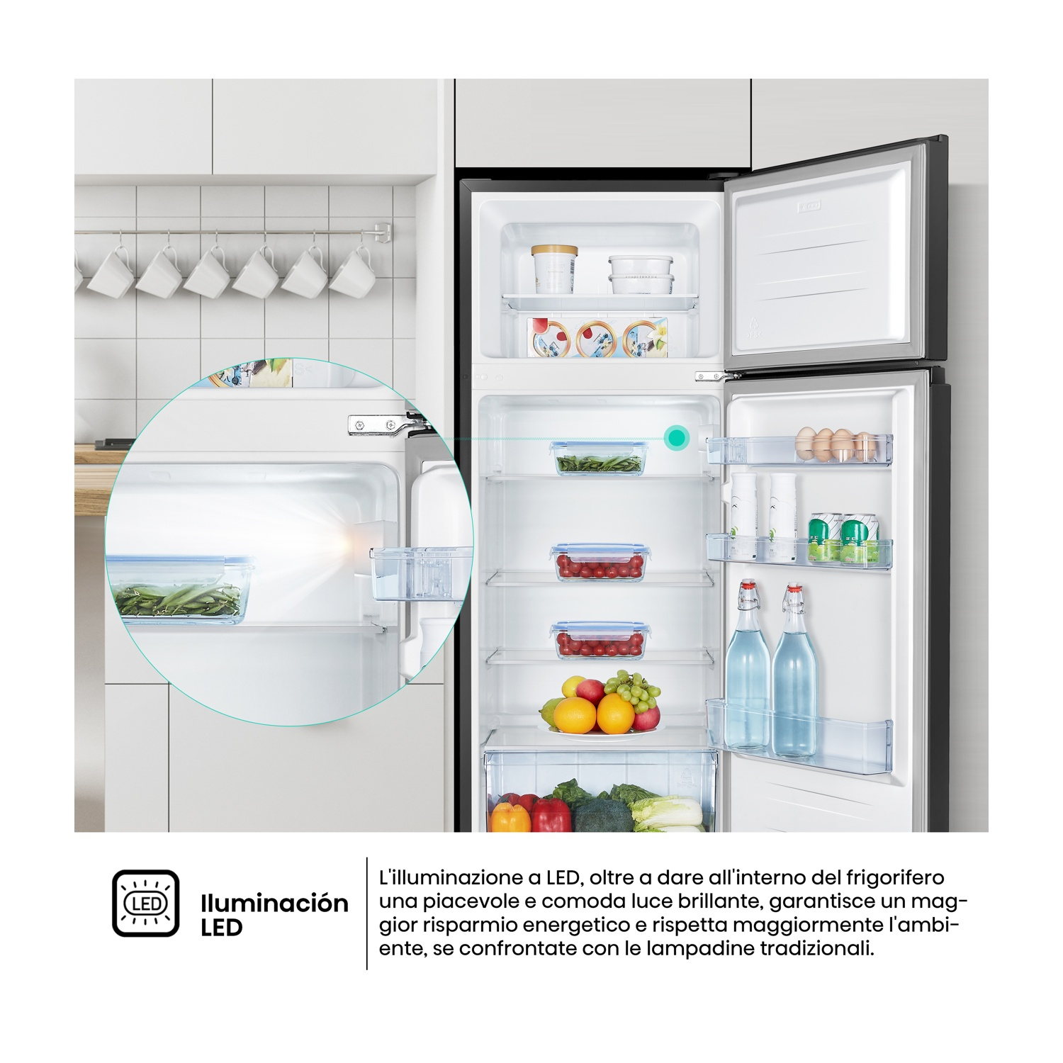 Frigorifero aperto che mostra vari alimenti. Include frutta, verdura, uova e bottiglie d'acqua. L'illuminazione a LED è evidenziata.