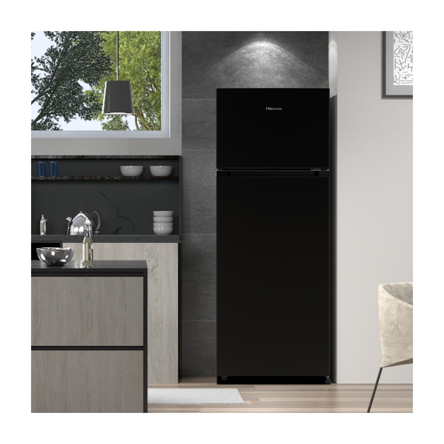 Un frigorifero nero Hisense in una cucina moderna. Una finestra con alberi all'esterno. Una sedia sullo sfondo.