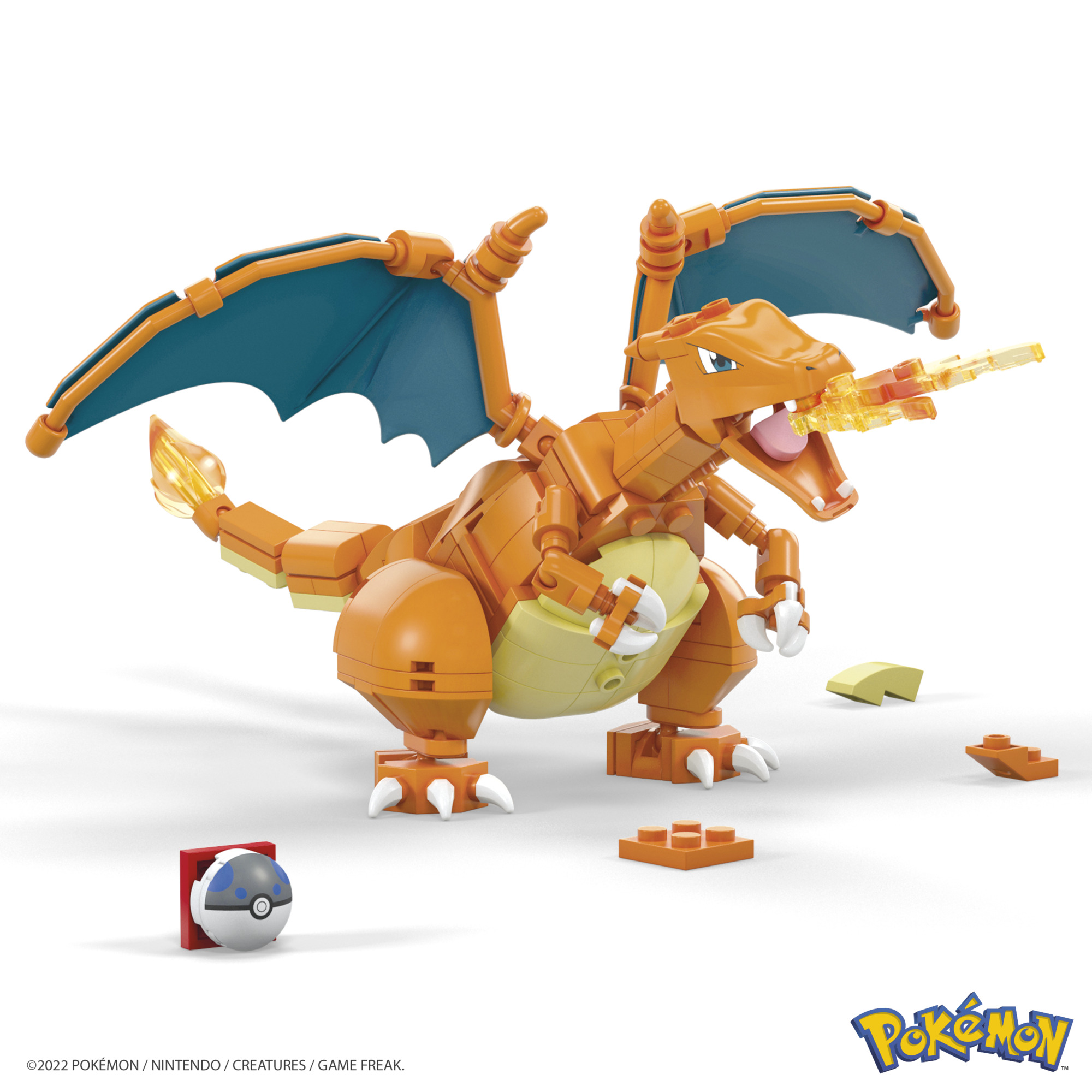 Ein Charizard Lego-Modell wird gezeigt, das Feuer speit. Es hat orange und gelbe Körperteile und blaue Flügel. Links ist ein Pokeball.