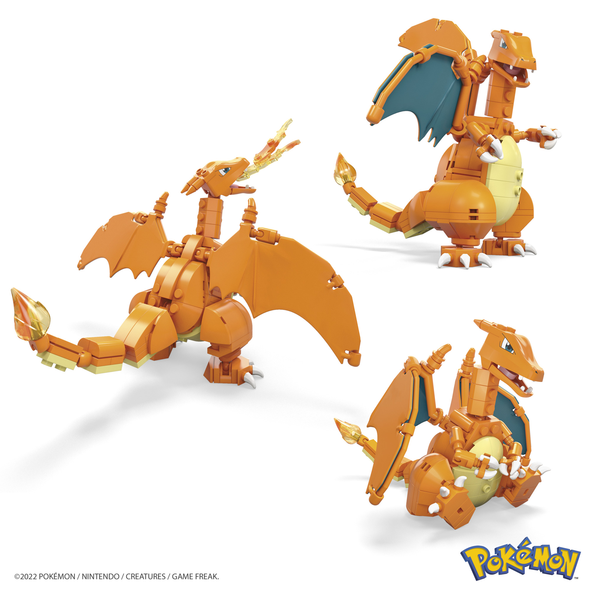 Das Bild zeigt drei aus orangen Bausteinen konstruierte Charizard-Figuren, einige Flügel in Türkis und einen weißen Hintergrund.