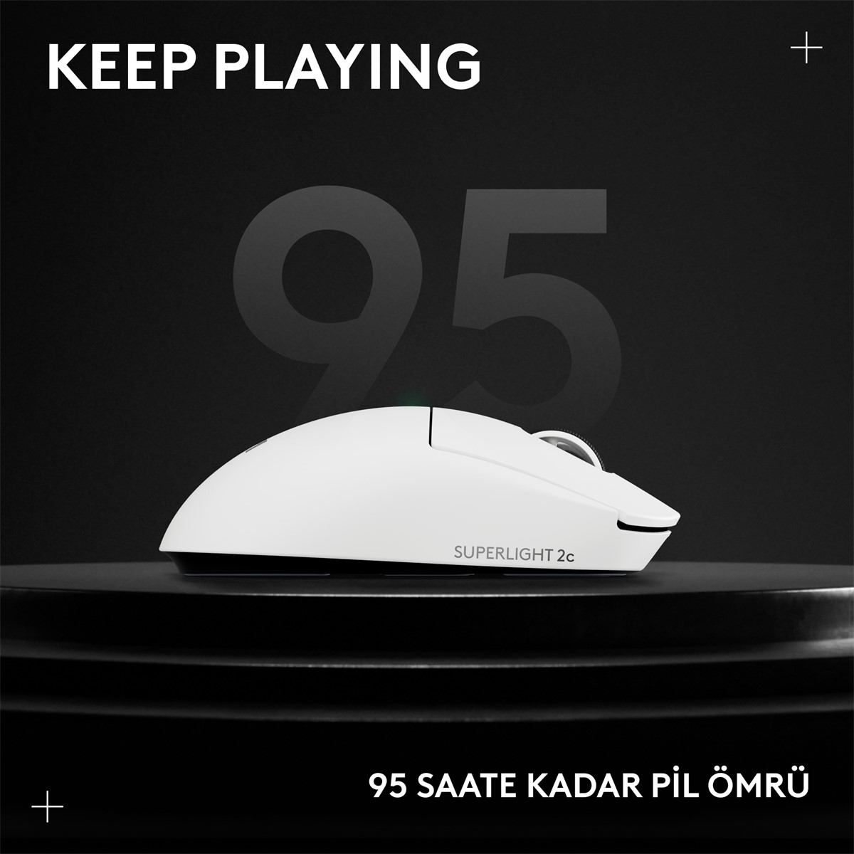 Siyah yüzeyde beyaz oyun faresi. Metin: "KEEP PLAYING" ve "95 SAATE KADAR PİL ÖMRÜ", uzun pil ömrü olduğunu gösteriyor.