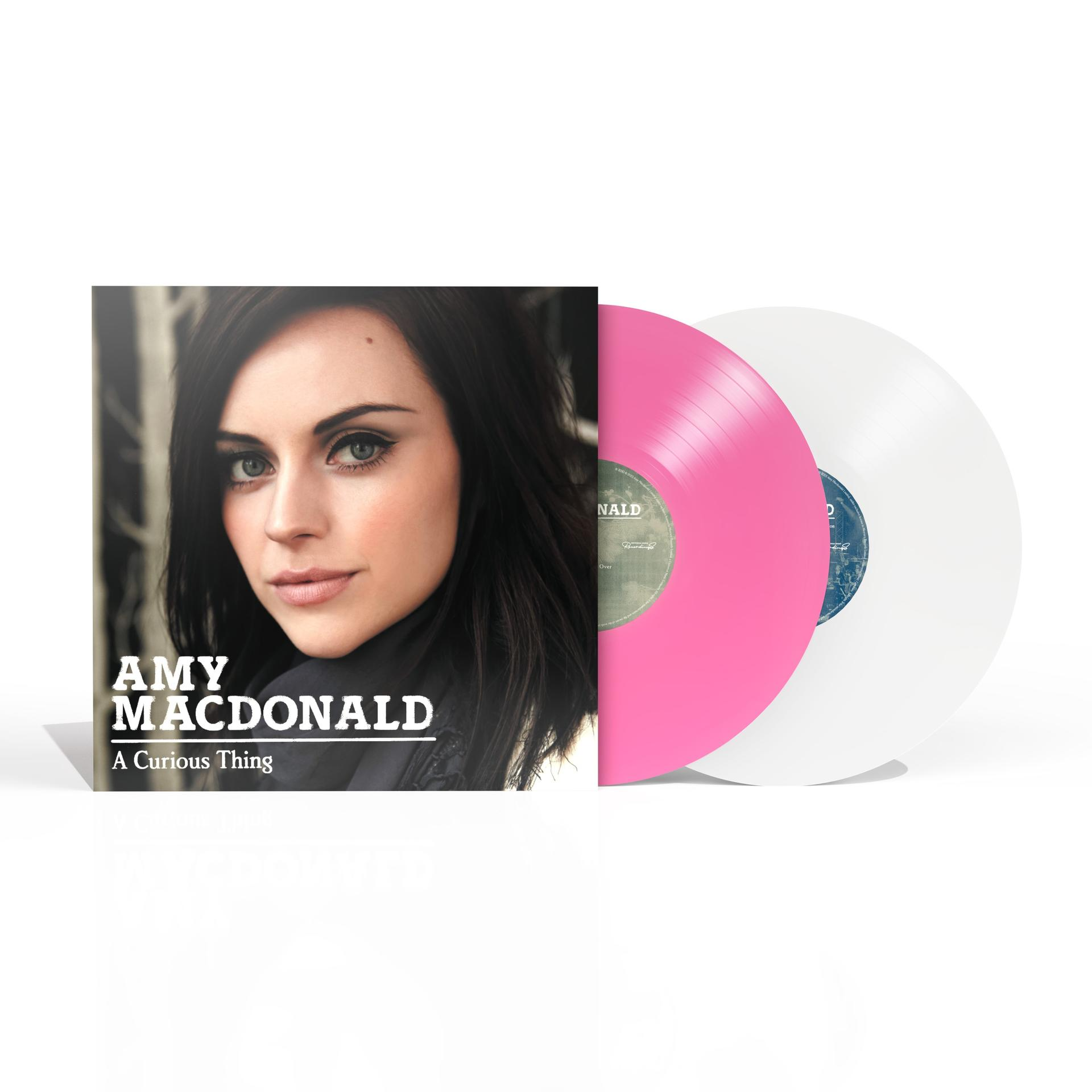 Albumcover von Amy Macdonalds 'A Curious Thing'. Zeigt ihr Gesicht und rosa/weiße Schallplatten.