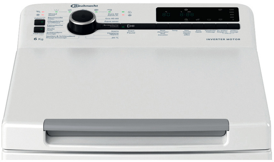 Pannello comandi bianco di lavatrice Bauknecht. Ha una manopola, uno schermo LCD e pulsanti per diverse opzioni di lavaggio.