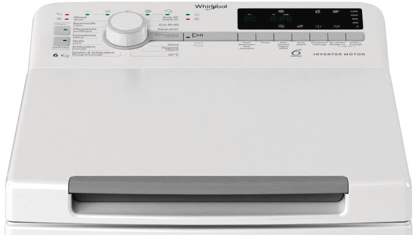 Un panneau de commande blanc d'une machine à laver Whirlpool est visible. Il comporte des boutons pour différents cycles de lavage et un affichage numérique.