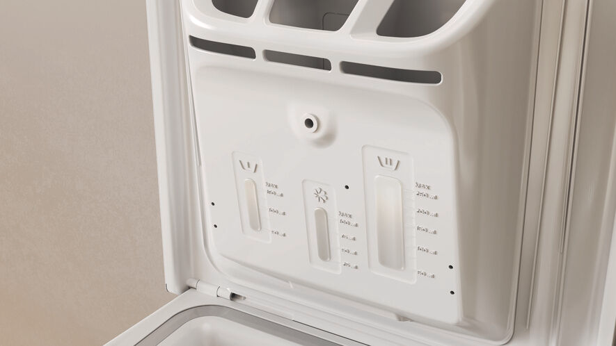 Gros plan sur un distributeur de détergent blanc pour machine à laver. Il comporte trois compartiments avec des indicateurs de niveau et des symboles.