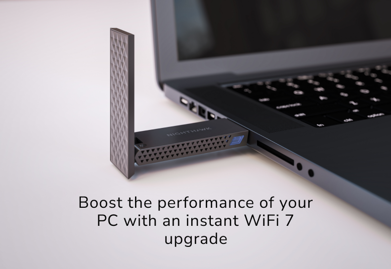 Un laptop con un adattatore Wi-Fi nero. L'adattatore è collegato al lato del laptop.